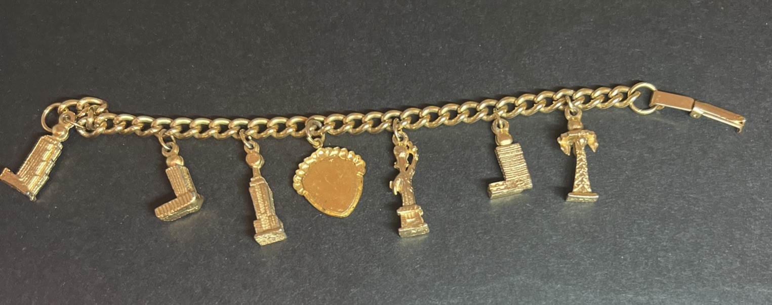 Vintage 70s gold tone New York City buildings landmarks charm bracelet 6.5” READ