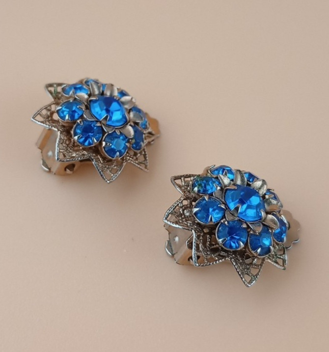 Vintage costume jewelry clip on earrings blue and gold colored metal, work great