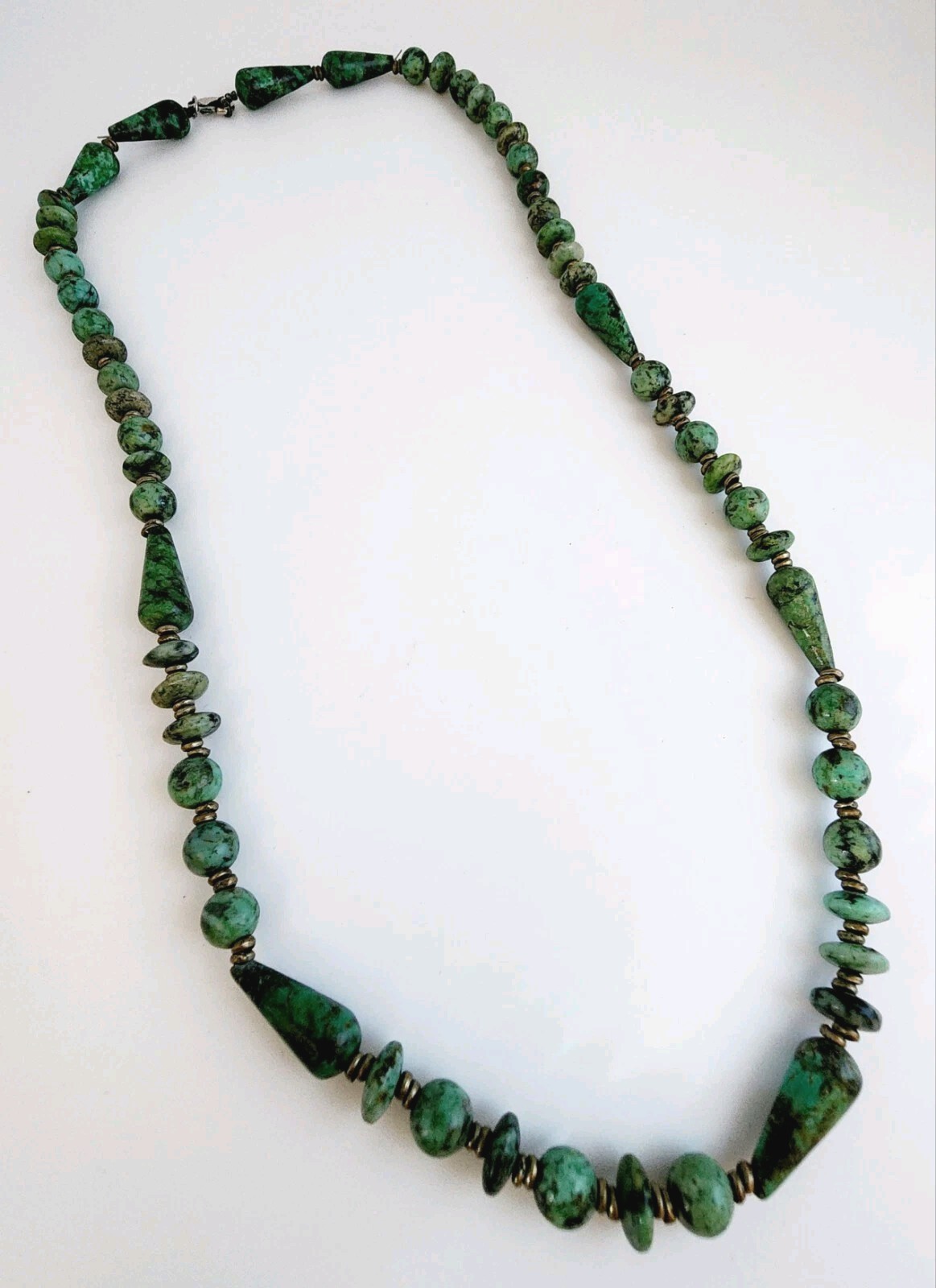 NATURAL JASPER STONES GREEN GRAINED ASYMMETRICAL SHAPES 25″ LENGTH NECKLACE VTG