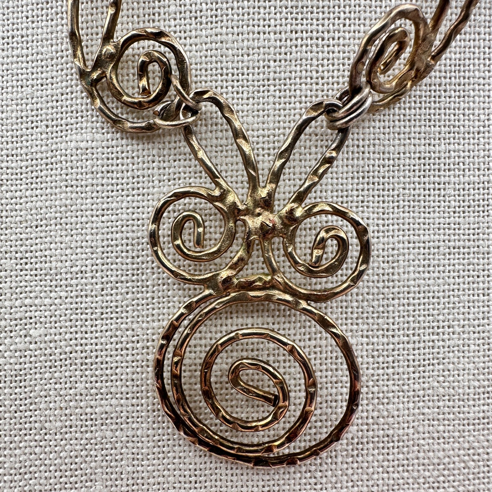 Vintage 80s Gold Tone Swirl Hammered Spiral Pendant Necklace Women’s Jewelry