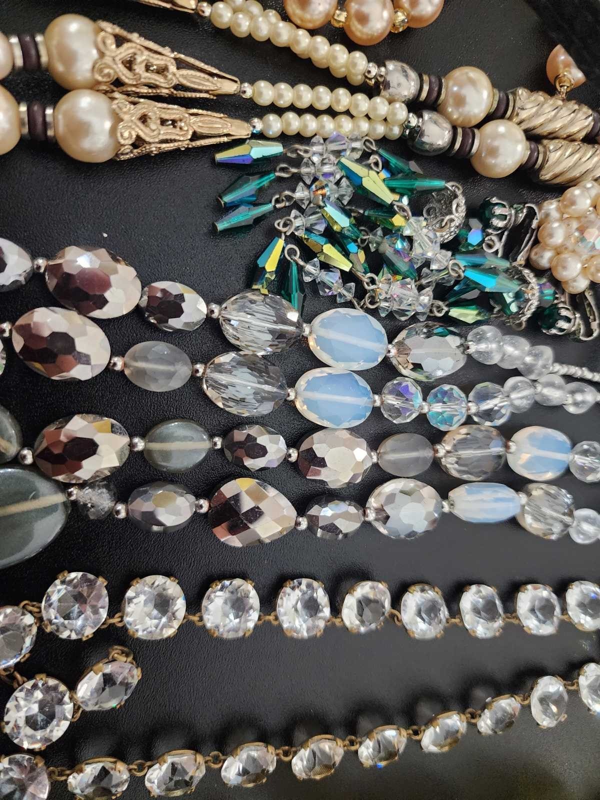 Vintage jewelry set of 22 in vintage purse