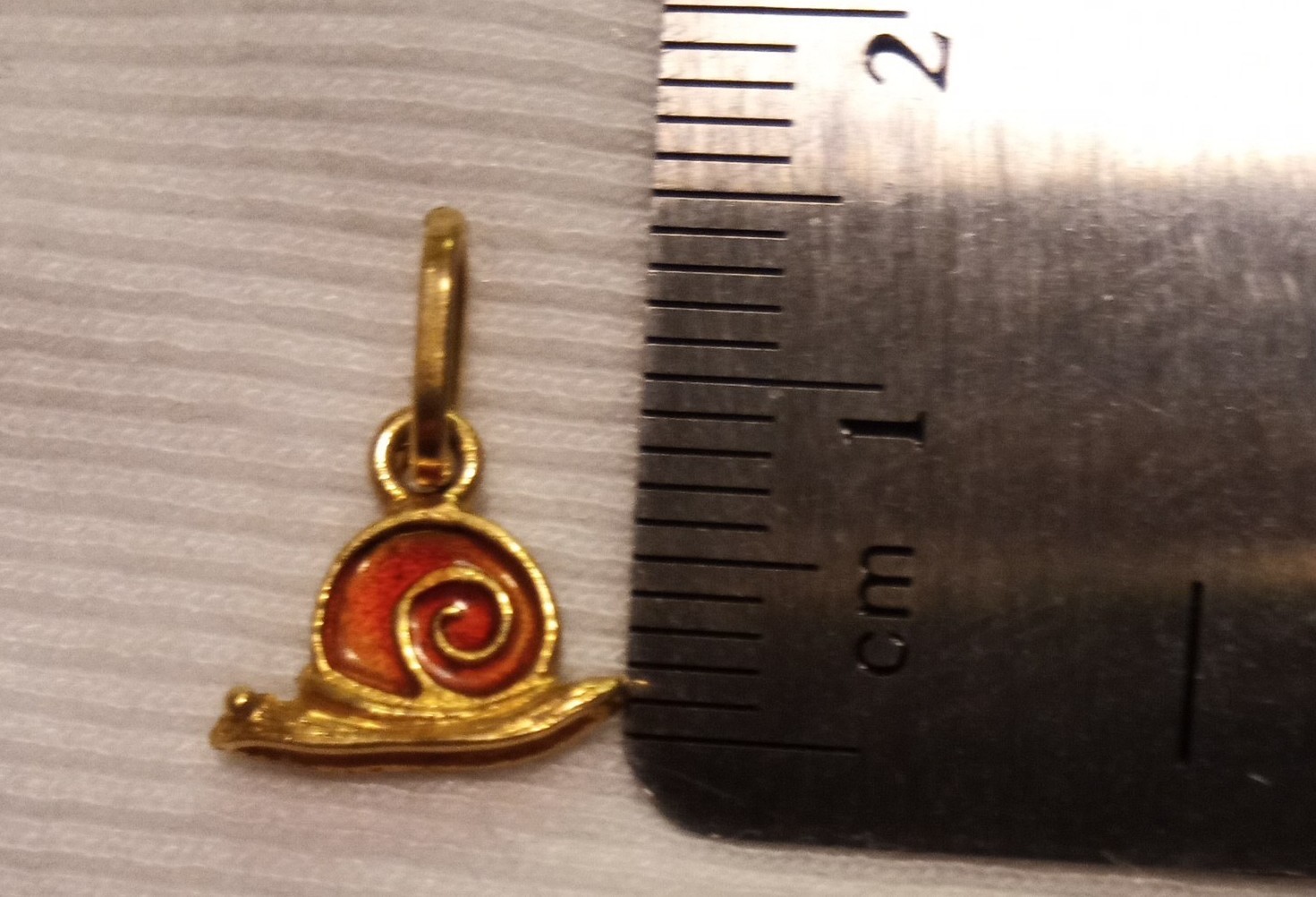Vintage 18k Yellow Gold 750 Enameled Snail Double-sided Flat Charm (1 gram)