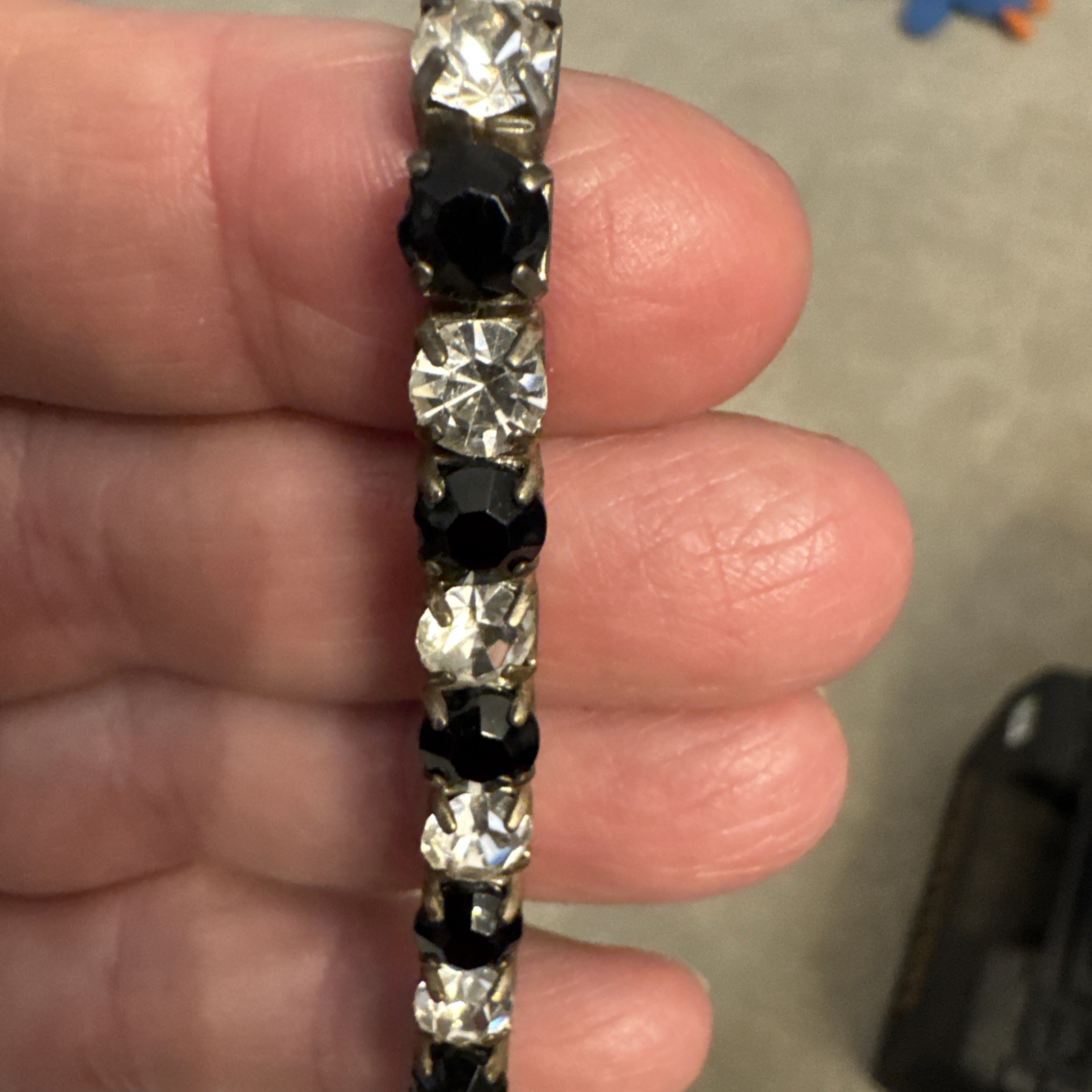 VINTG 28 Round Brilliant Stones Set In Stretch Band Tennis Bracelet Silver Tone