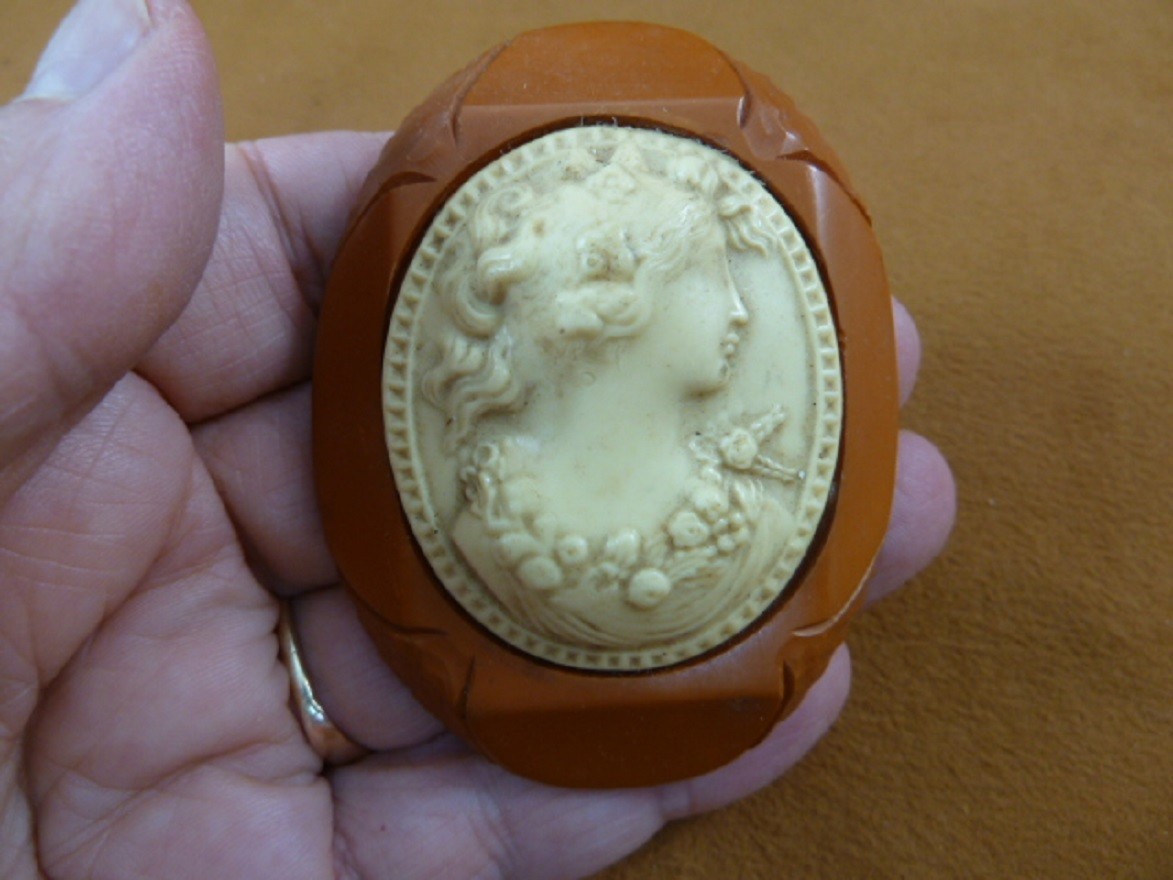 C-1529 vintage Woman Lady off white shell cameo 1950’s oval pendant necklace