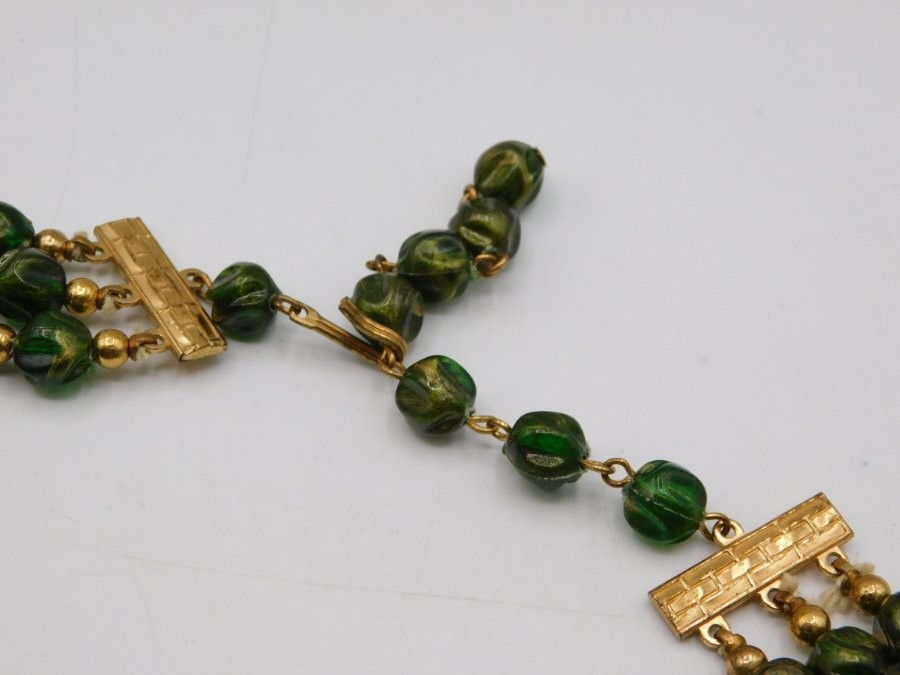 J980-VINTAGE NECKLACE~DARK GREEN/GOLD TONE~MULTI STRAND~14″-16.5″