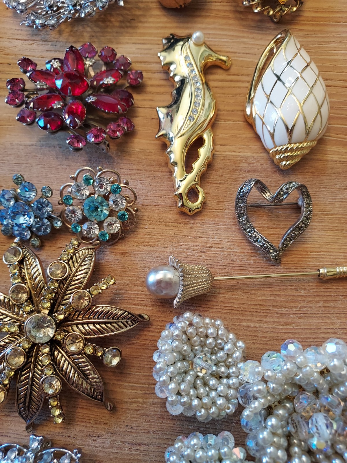 Huge Lot Of Vintage Booch/ Pins Trifari Lisner Roman Jj Avon Gerrys Rafaelian