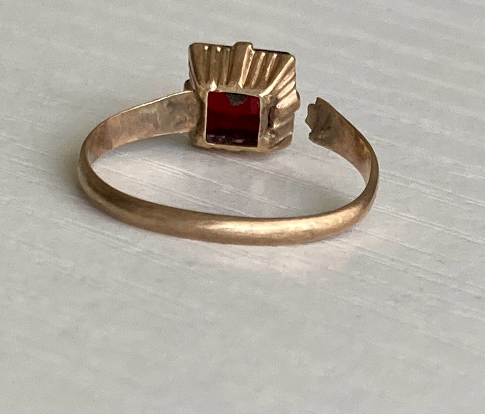 10k Yellow Gold Red Glass Ring Adjustable Band Size 4.75 Uncas Ladies Vintage