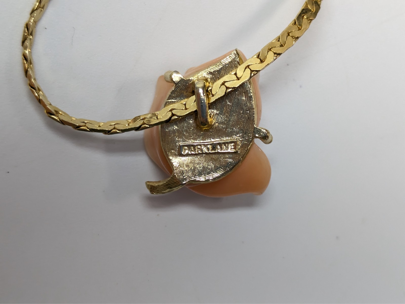 VTG Park Lane Pink Lucite Rose Pendant Gold Tone Chain Necklace 15″ Choker