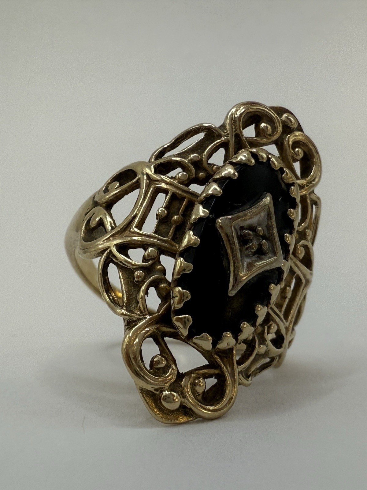 Vintage 10K yellow gold Onyx and Diamond Ring . Weight: 3,7g , size: 5,5.