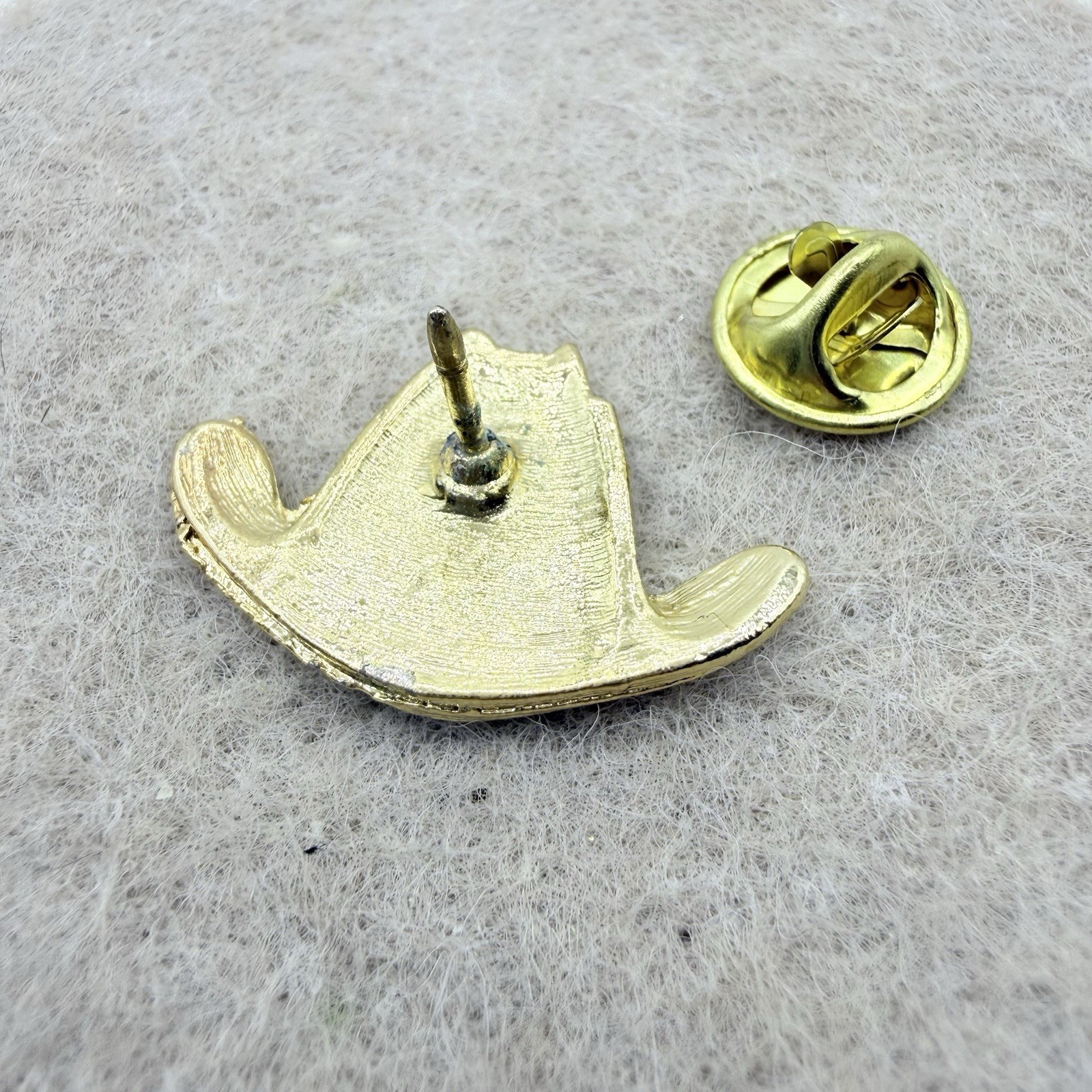 Vintage Gold Tone Western Cowboy Cowgirl Hat Lapel Pin Accessory Badge