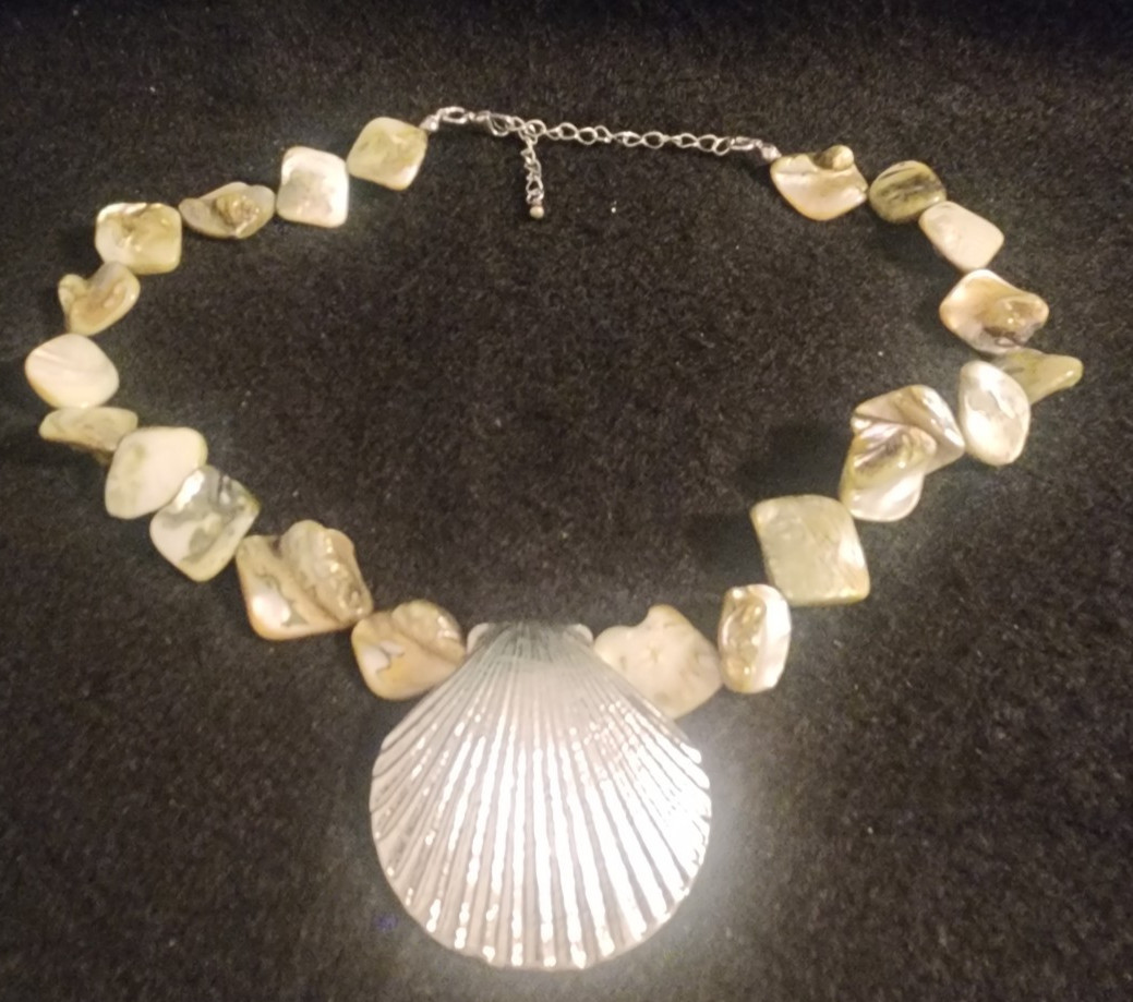 Nice Beautiful Vintage Stone & Silver Shell Necklace Great Colors & Details