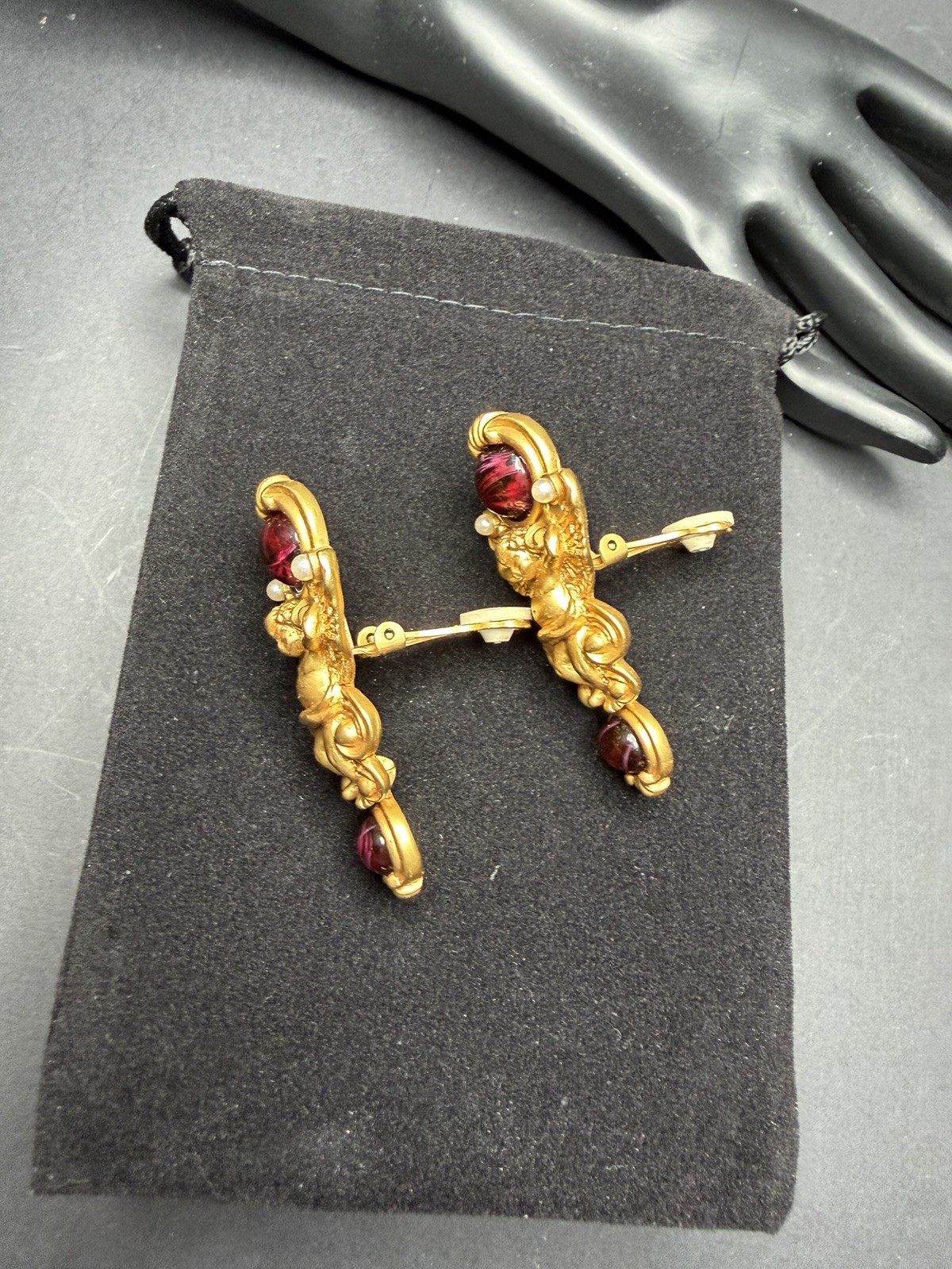 VTG ELIZABETH TAYLOR COLLECTION GILDED AGE CHERUB ANGEL DROP CLIP EARRINGS AVON