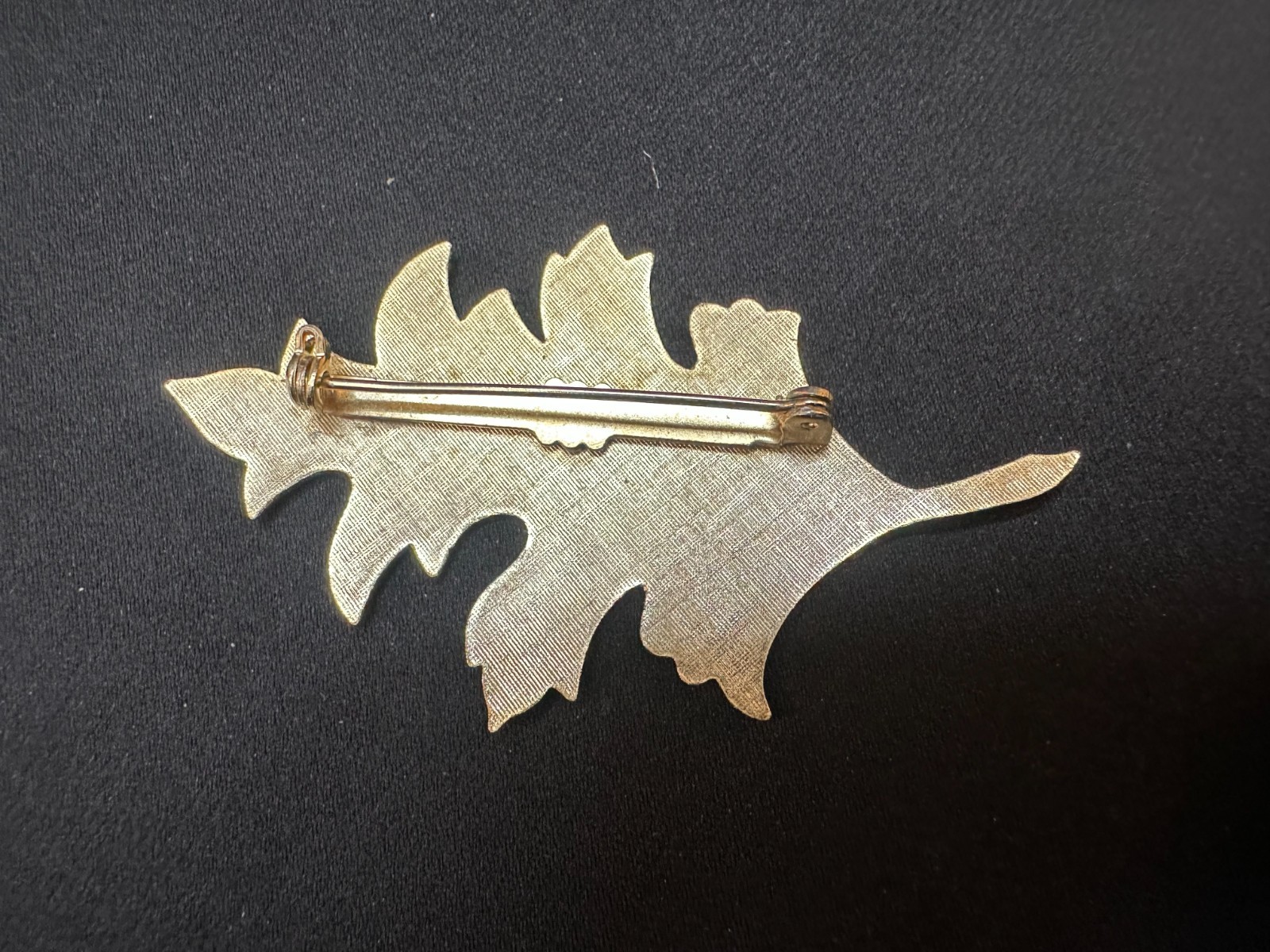 VINTAGE WHITE ENAMEL OAK LEAF BROOCH GOLD TONE PIN 2.7″ ROLLOVER CLASP