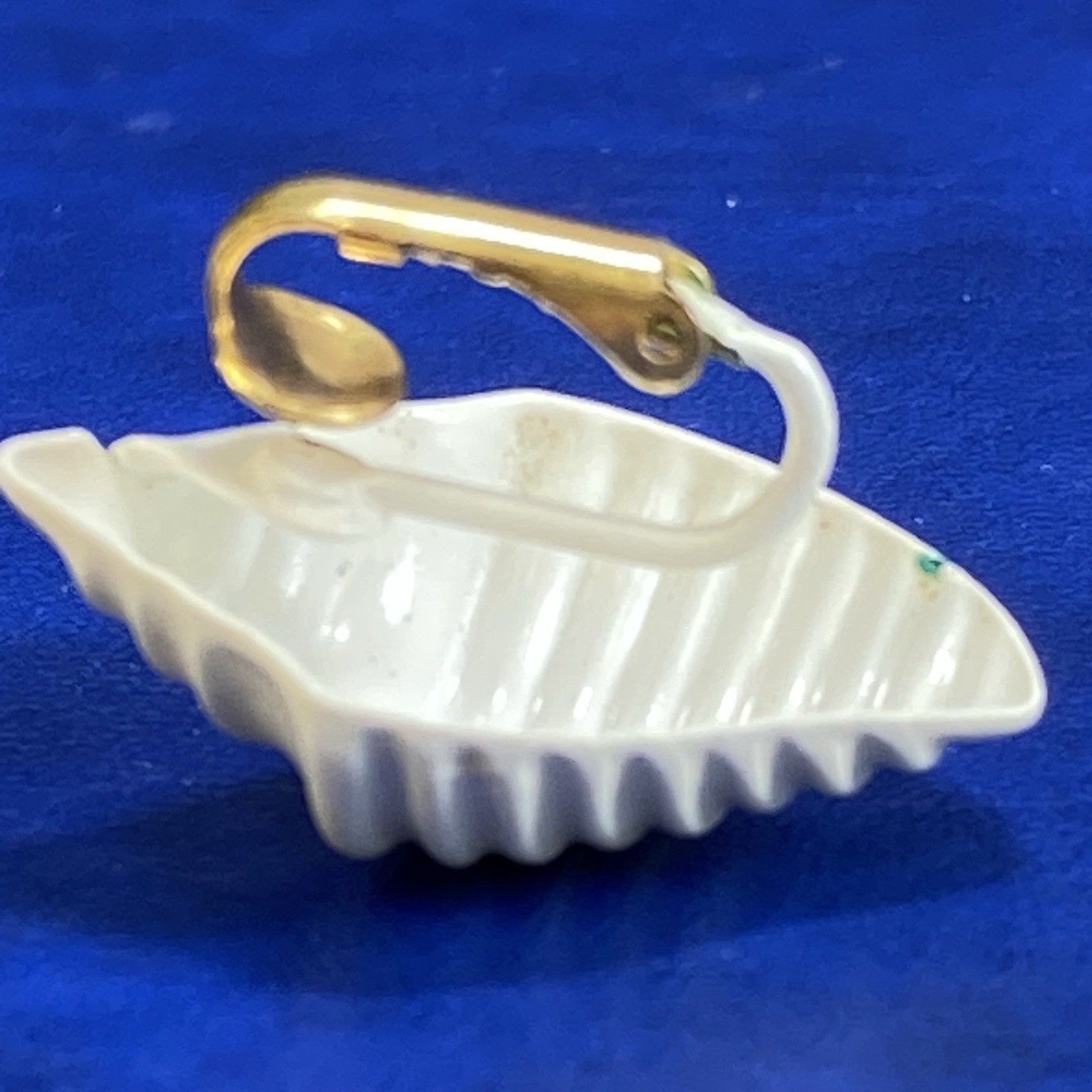 Vtg Avon Seaside Iridescent Enamel Finish on Metal Conch Shell Clip On Earrings