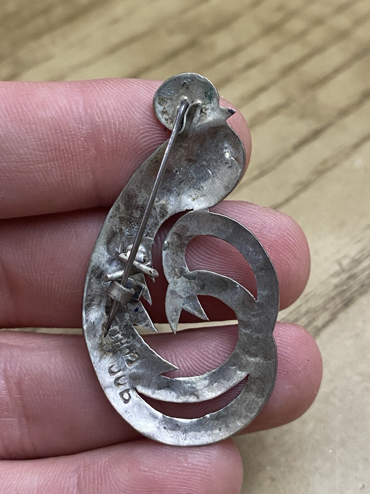 VINTAGE GUATEMALA 900 STERLING SILVER SIGNED ETCHED QUETZAL BIRD BROOCH PIN