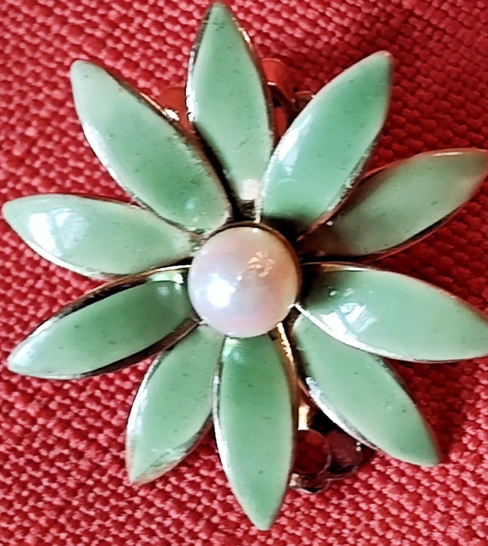 VTG Retro 1″ Enameled Green Daisy Clip On Earrings Gold Tone Trim Faux Pearl
