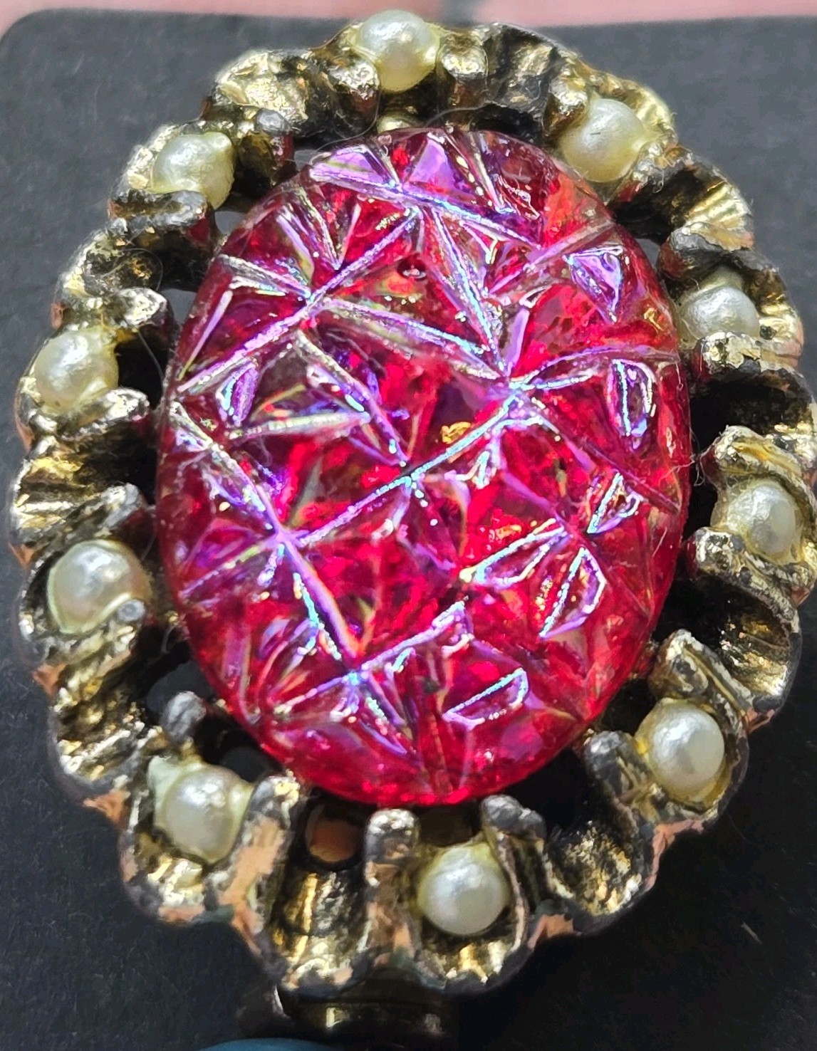Vintage Pink Red Iridescent Seed Bead Gold Tone Brooch Pin 1″x¾”