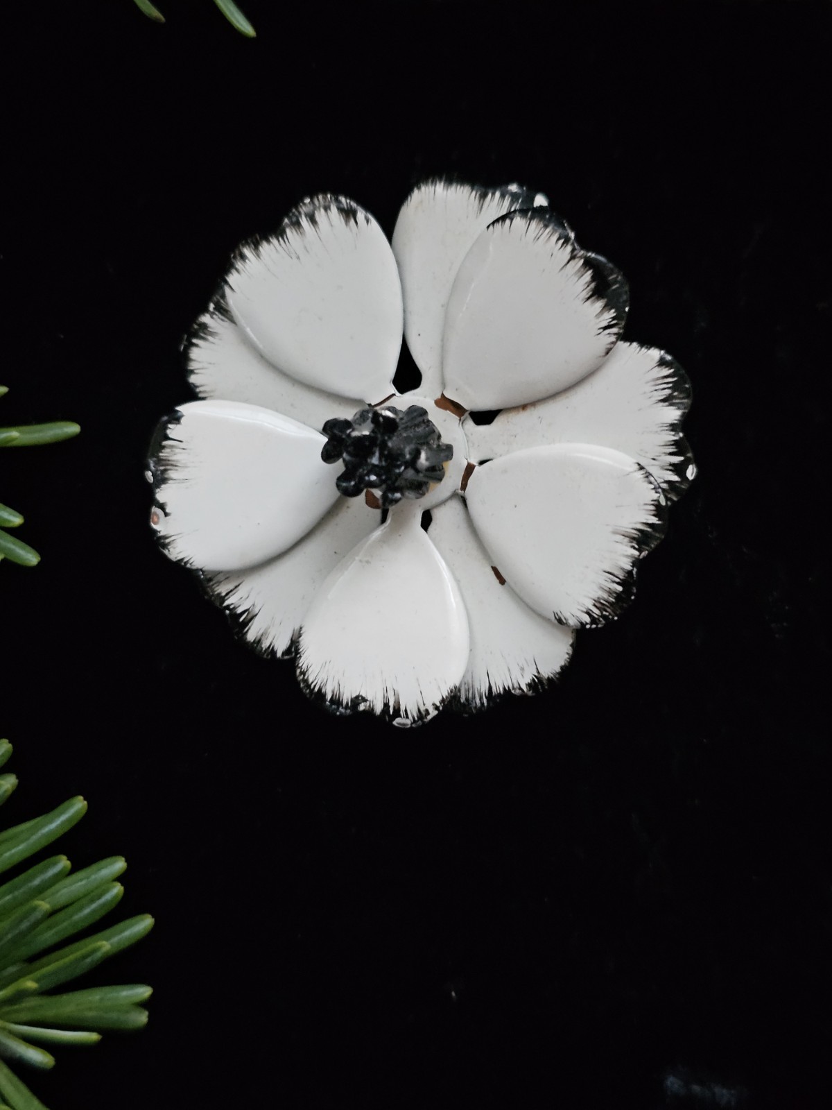 Vtg Brooch Flower Enamel Metal Retro Hippy Mod 60’s White & Black Pin 1.5″ Mcm