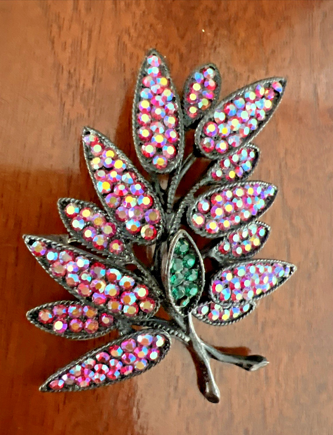 VINTAGE SIGNED WEISS RED PINK AURORA BOREALIS RHINESTONE LEAF BROOCH / JAPANNED