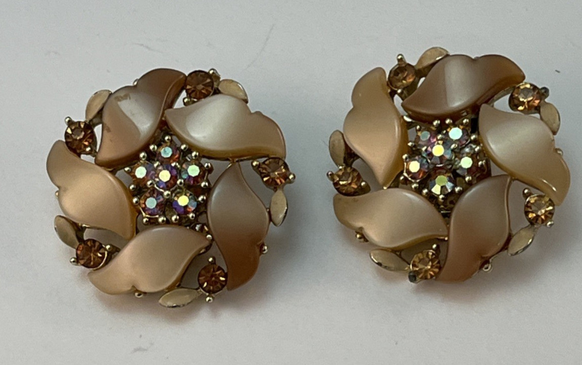 Vintage LISNER Gold Tone Peach Orange Beige Aurora Borealis Clip On Earrings