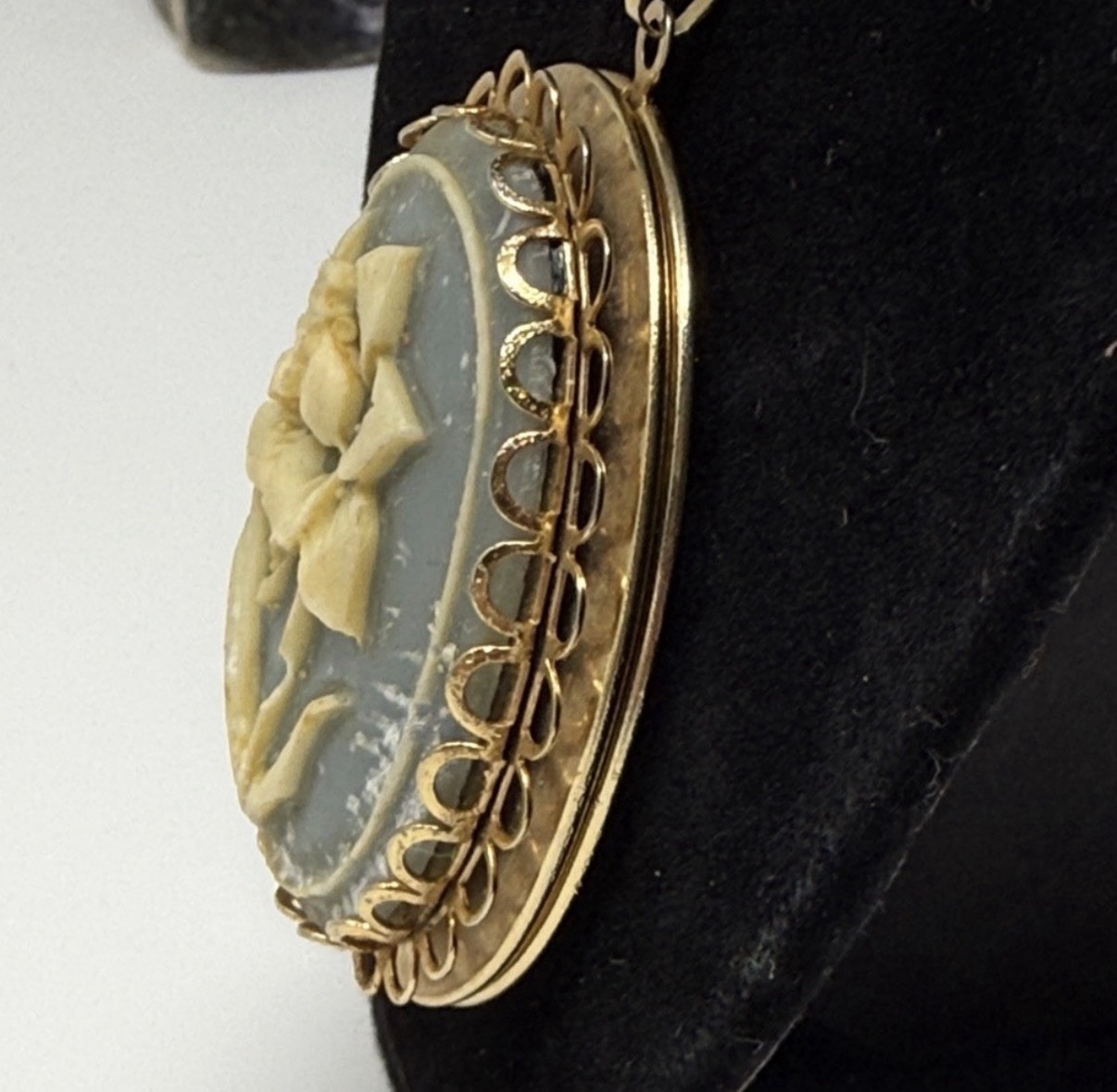 Vintage Blue/White Floral Cameo Gold Tone Locket Necklace