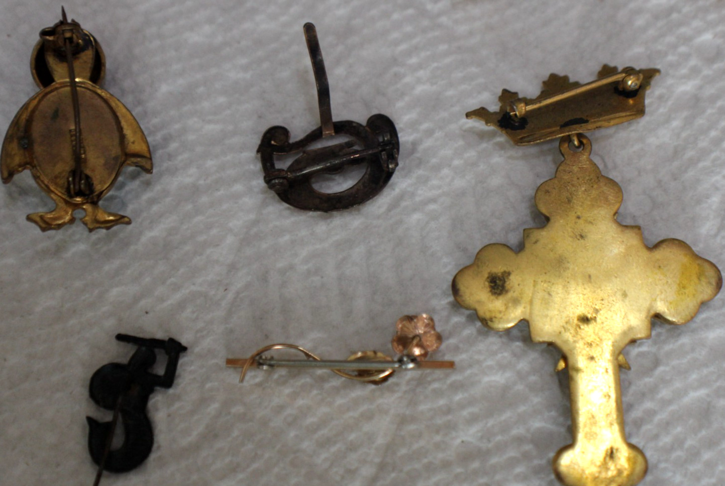 19 Antique/Vintage Different Styles Pin Brooches Lot