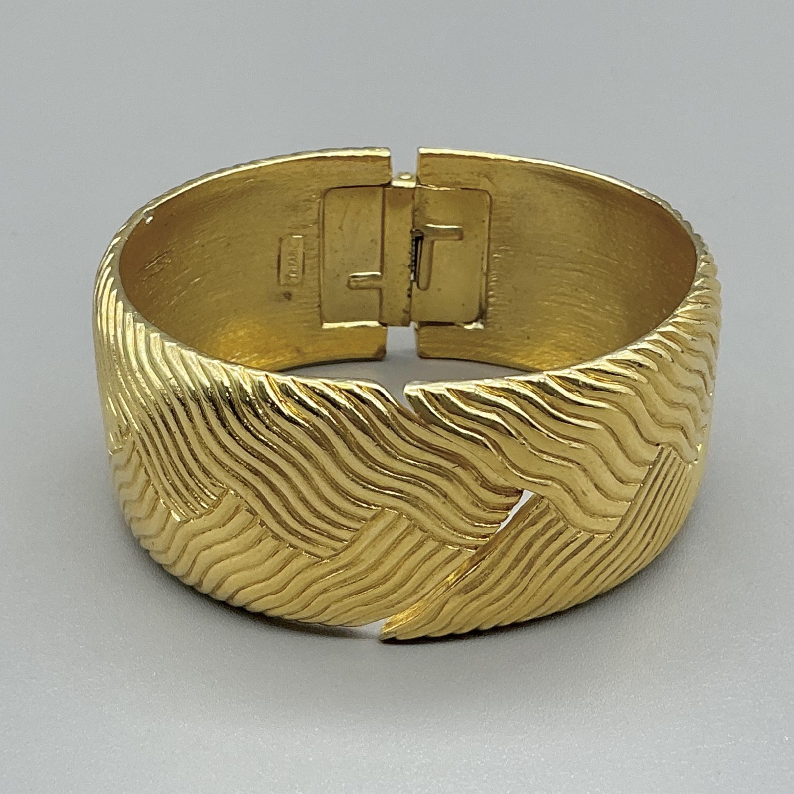 Vintage Crown Trifari Bracelet Gold Tone Textured Wave Wide Hinged Bangle 6 Inch