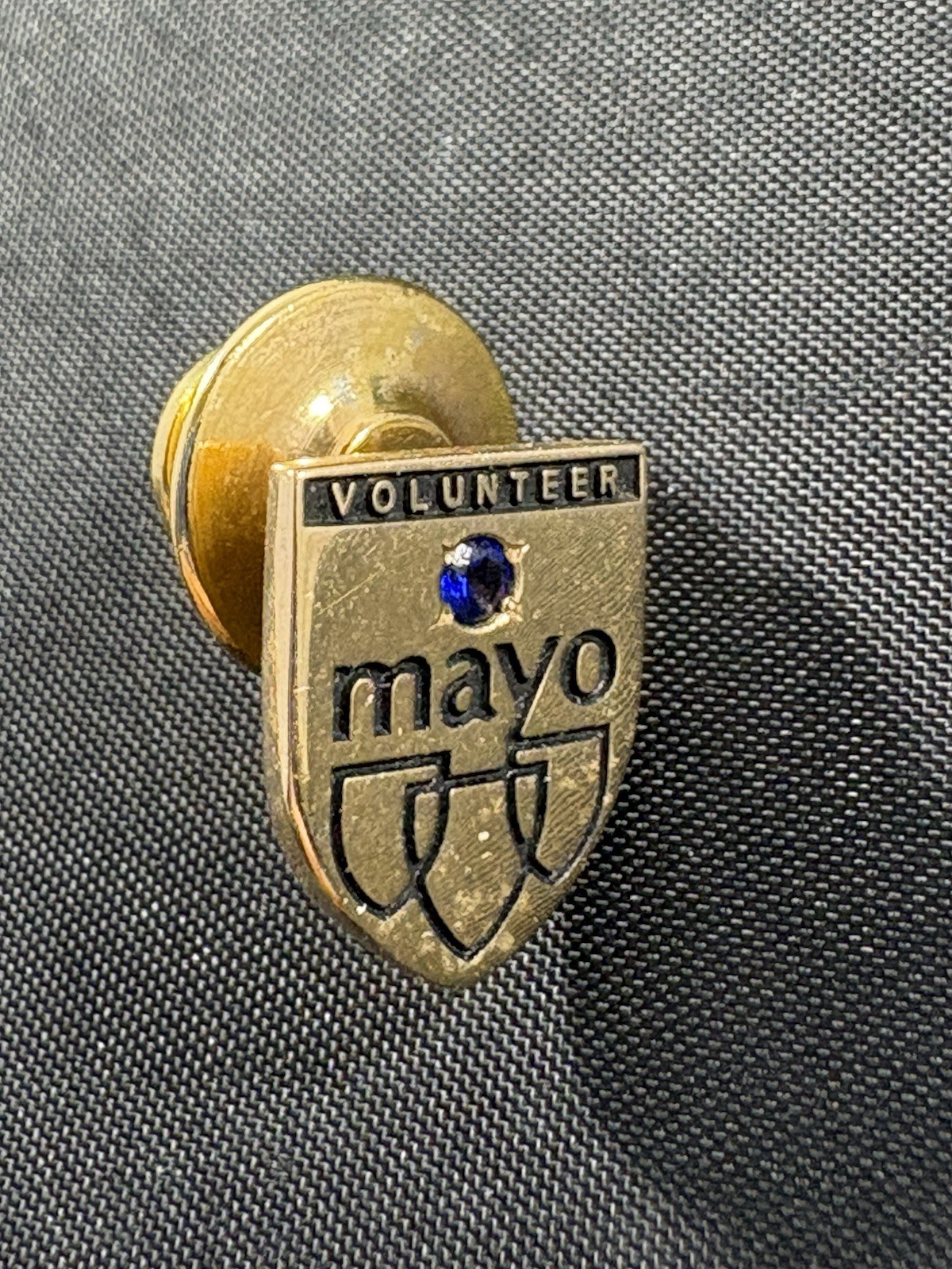 Vtg Gold Tone Mayo Shield Design With Blue Gemstone Volunteer Hat/Lapel/Tie Pin