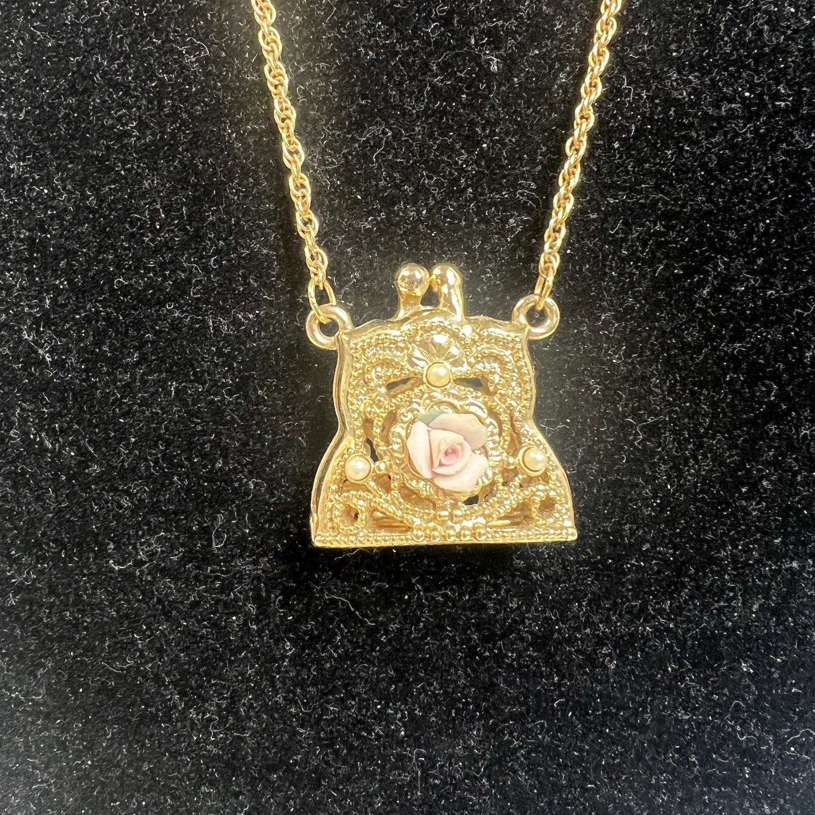 1928 Gold Tone Filigree PURSE w/Porcelain Rose Pearls Opens Pendant Necklace 28”
