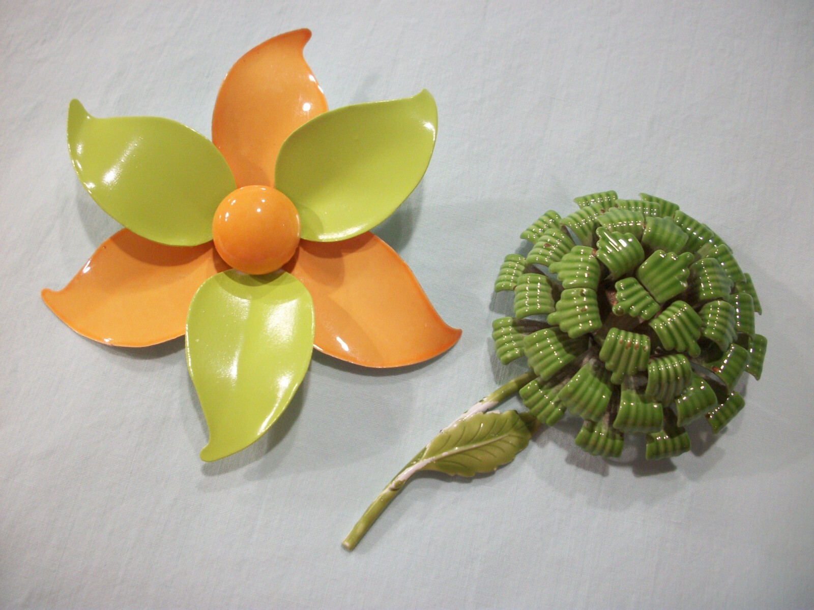 ViNTaGe 2 PC MeTaL ENaMeL HuGe 3″ ORaNgE/LiMe GReeN PiNWHeeL/DoMe FLoWeR PiN LoT