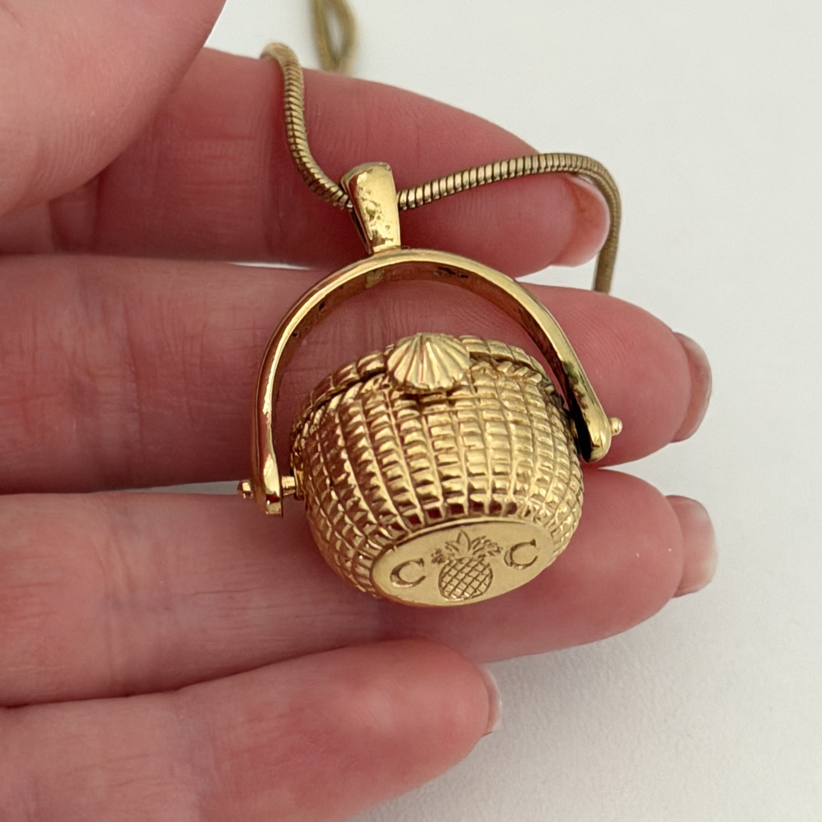 Vintage Gold Tone 3D Picnic Basket Locket Pendant (Opens) Chain Necklace 24″