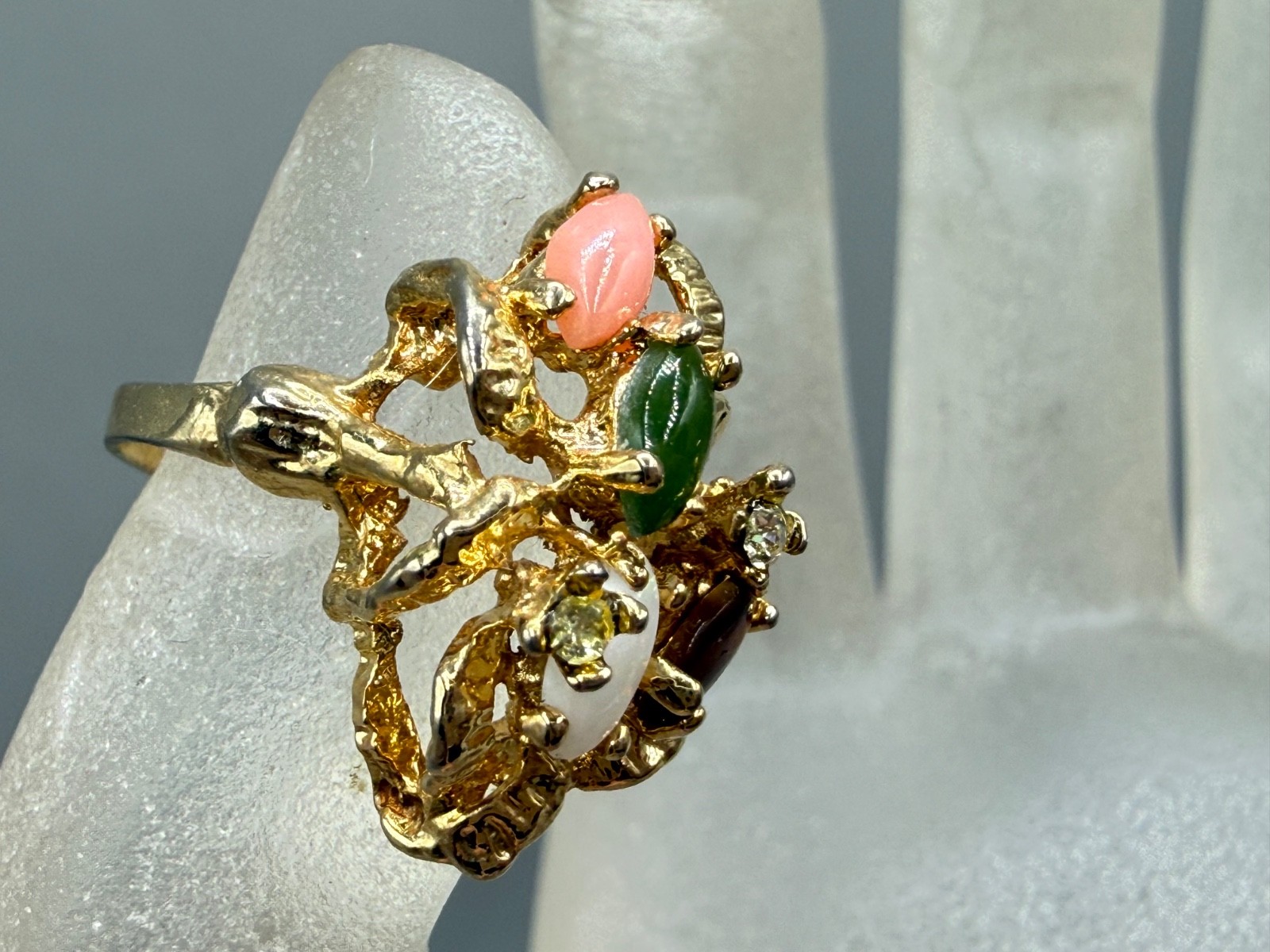 VINTAGE GOLD PLATED OPAL CORAL JADE TIGER’S EYE CLUSTER TEXTURED RING SIZE 5