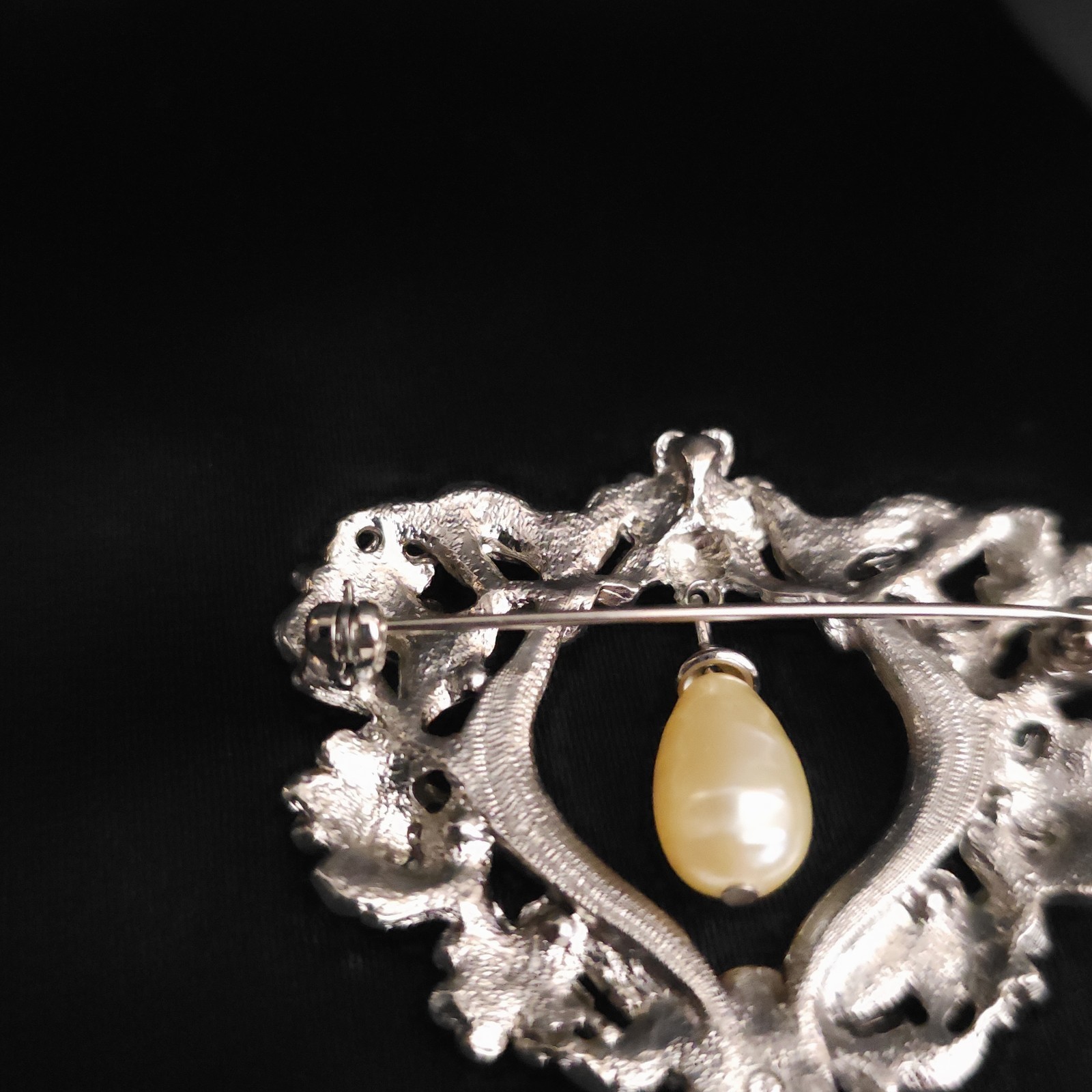 Vintage 1990s Teardrop Pearl Brooch Floral Heart Wreath Marcasite Victorian Goth