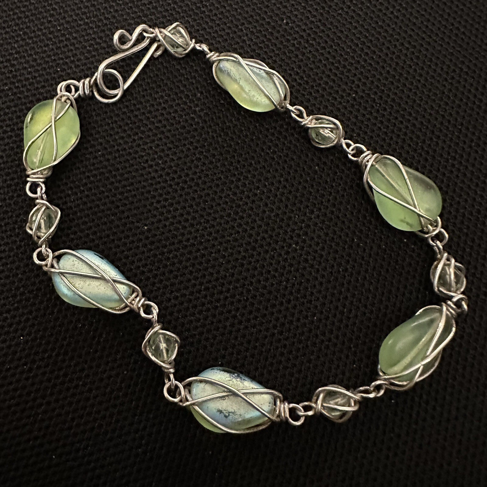 ESTATE STERLING SILVER ARTISAN WIRE WRAP GREEN GLASS BEAD BRACELET 8 3/4”LONG