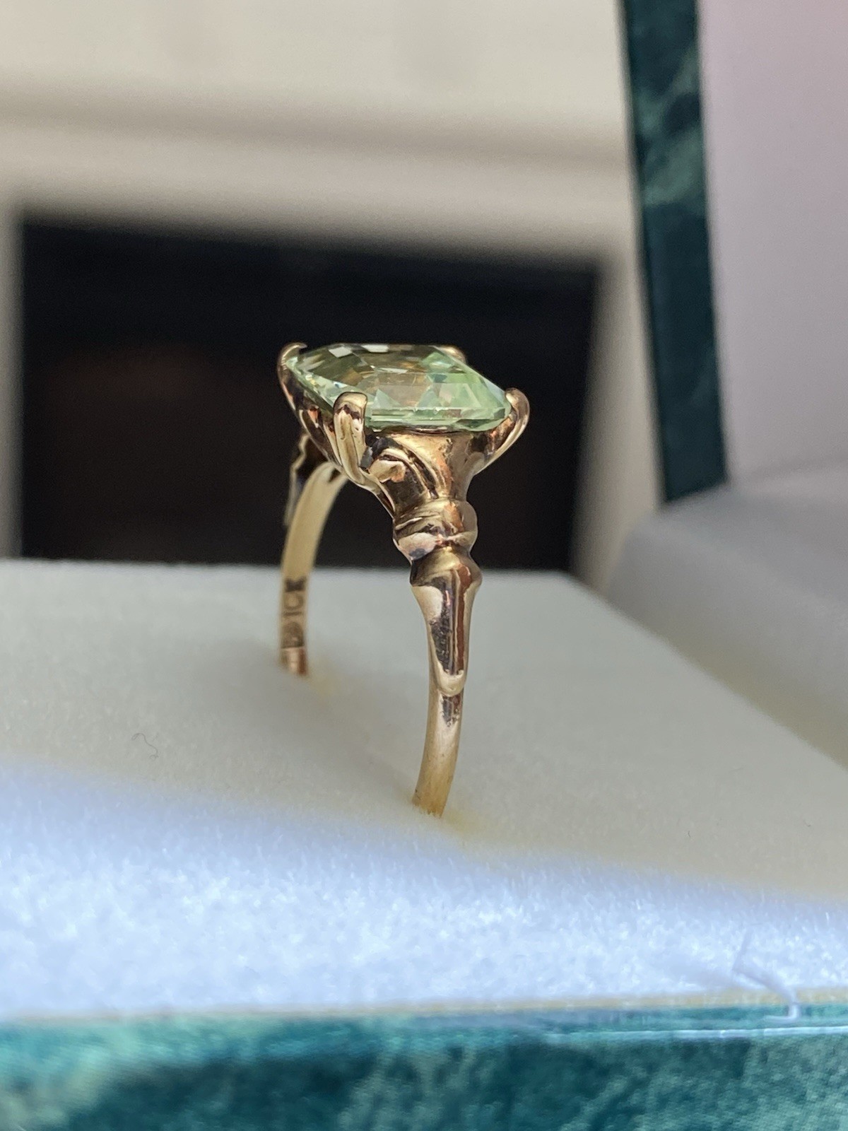 ANTIQUE 10K YELLOW GOLD URANIUM LIME GREEN SPINEL GEMSTONE RING size 6 ~ 1.7 g