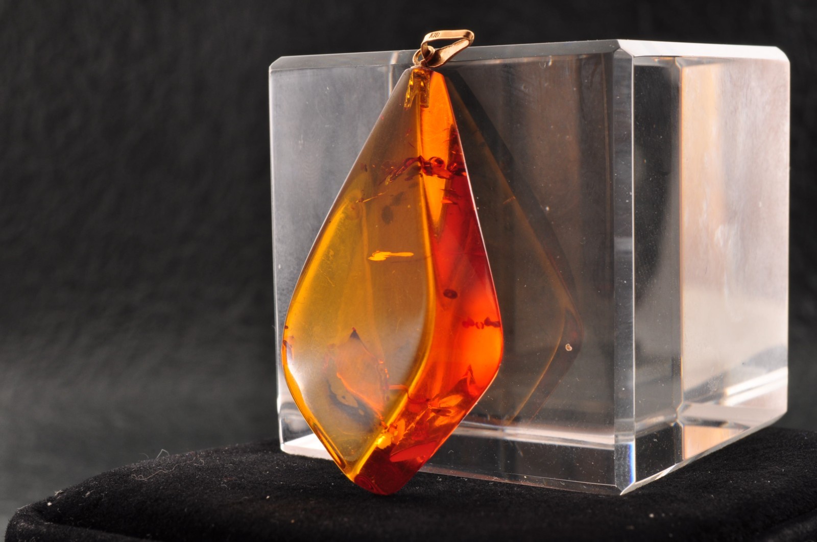 18k gold clasp “KUJI” Amber Pendant top Spindle shape (39mm (1.53in) 16.25ct).