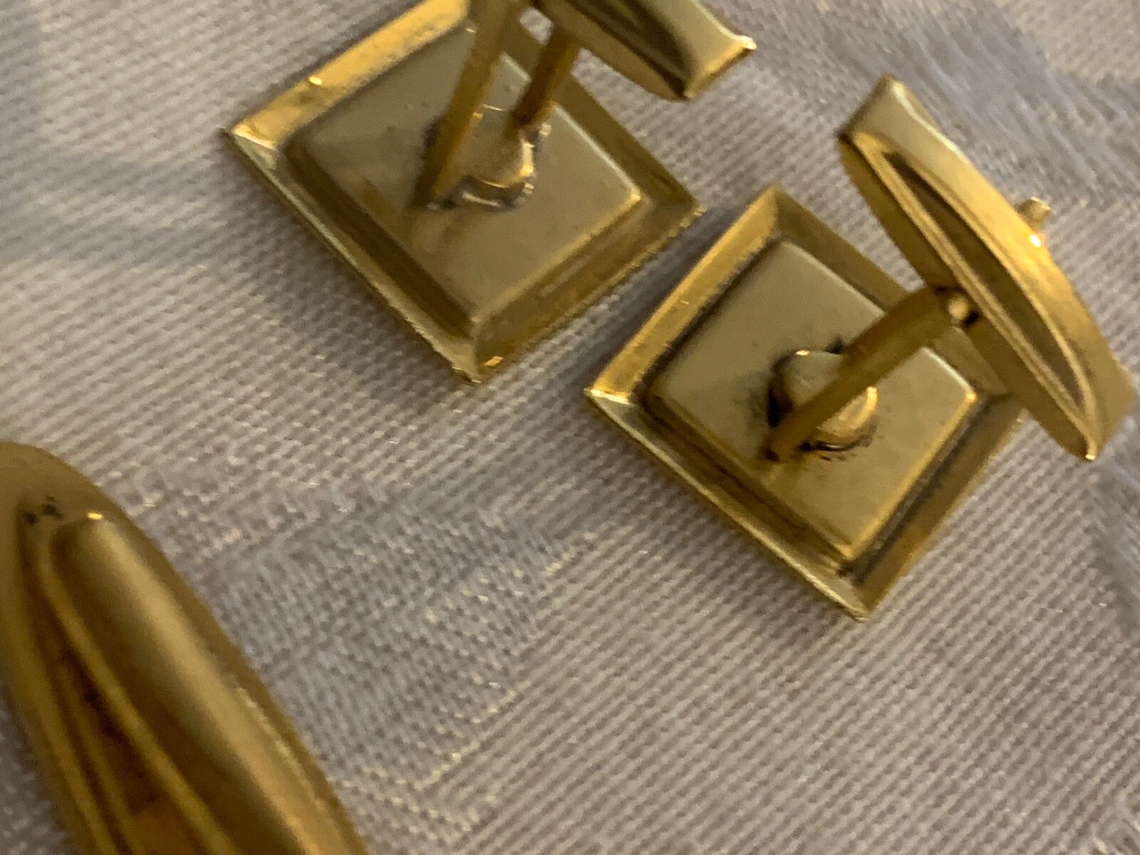 CUFF LINKS CLIP TIE CLIP GOLD COLOR W/ FAUX OPAL CENTERS GREAT VINTAGE SET