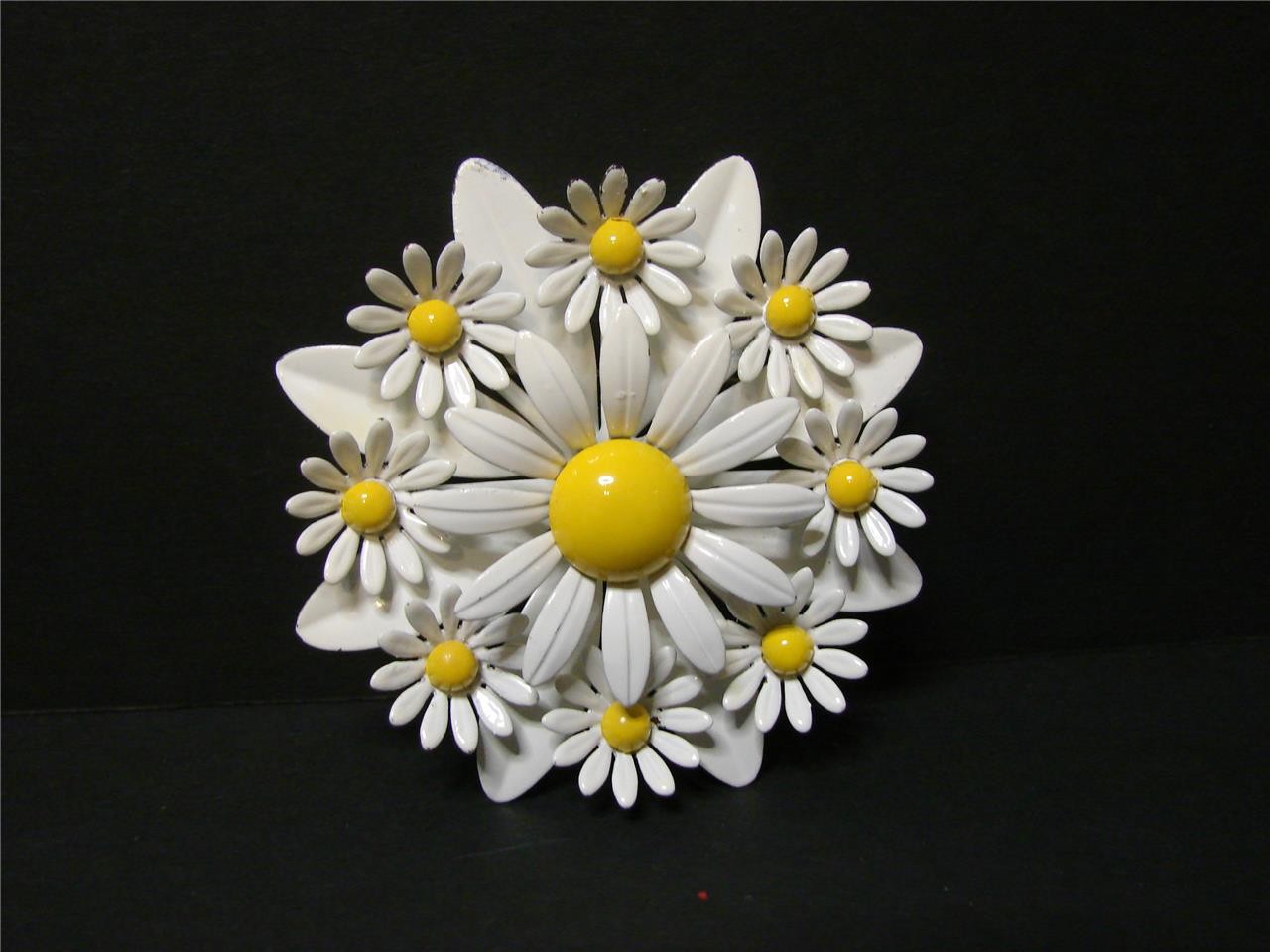 Vintage Retro Mod 60’s White & Yellow Layered Daisy Upon Daisies Enamel Metal Fl