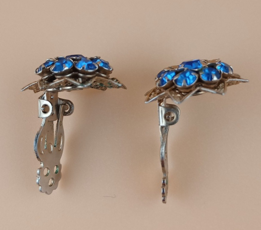 Vintage costume jewelry clip on earrings blue and gold colored metal, work great