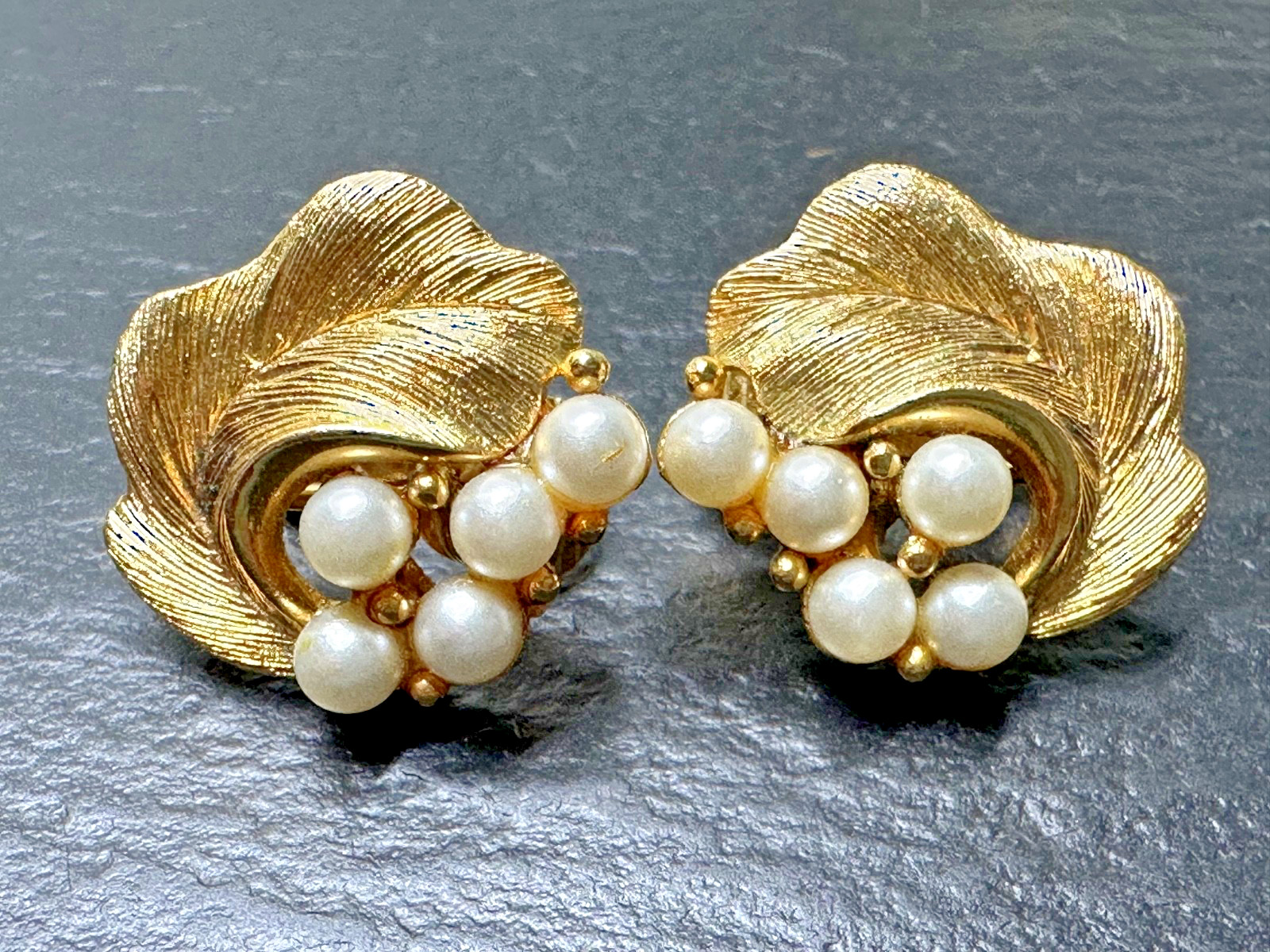 FIVE PAIR OF VINTAGE CLIP EARRINGS, DIFFERENT STYLES N12