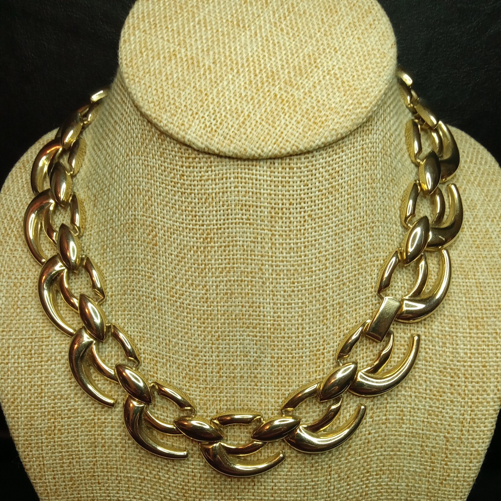 Vintage Jewelry Signed WM Gold Tone Link Necklace. 3709