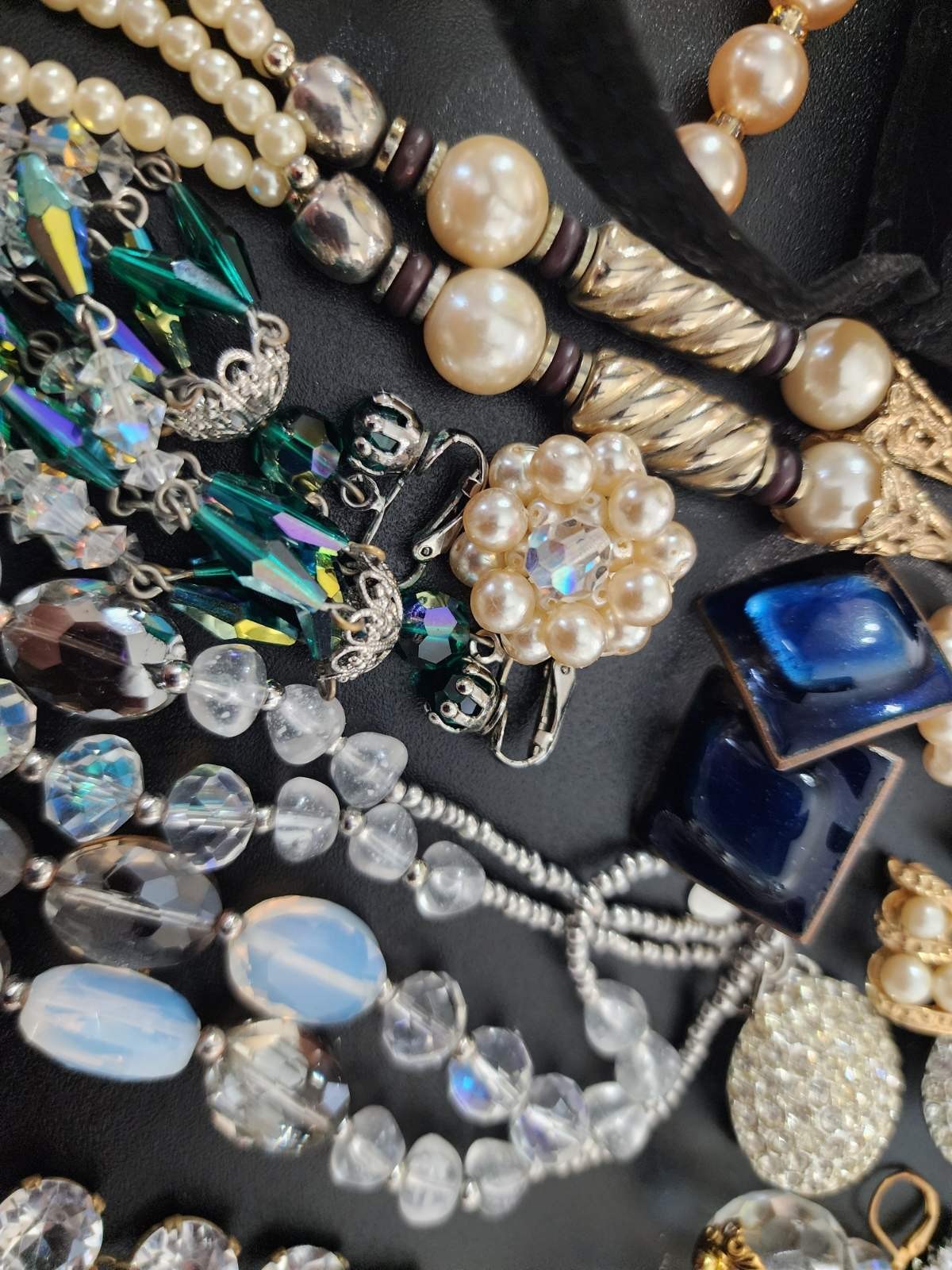 Vintage jewelry set of 22 in vintage purse