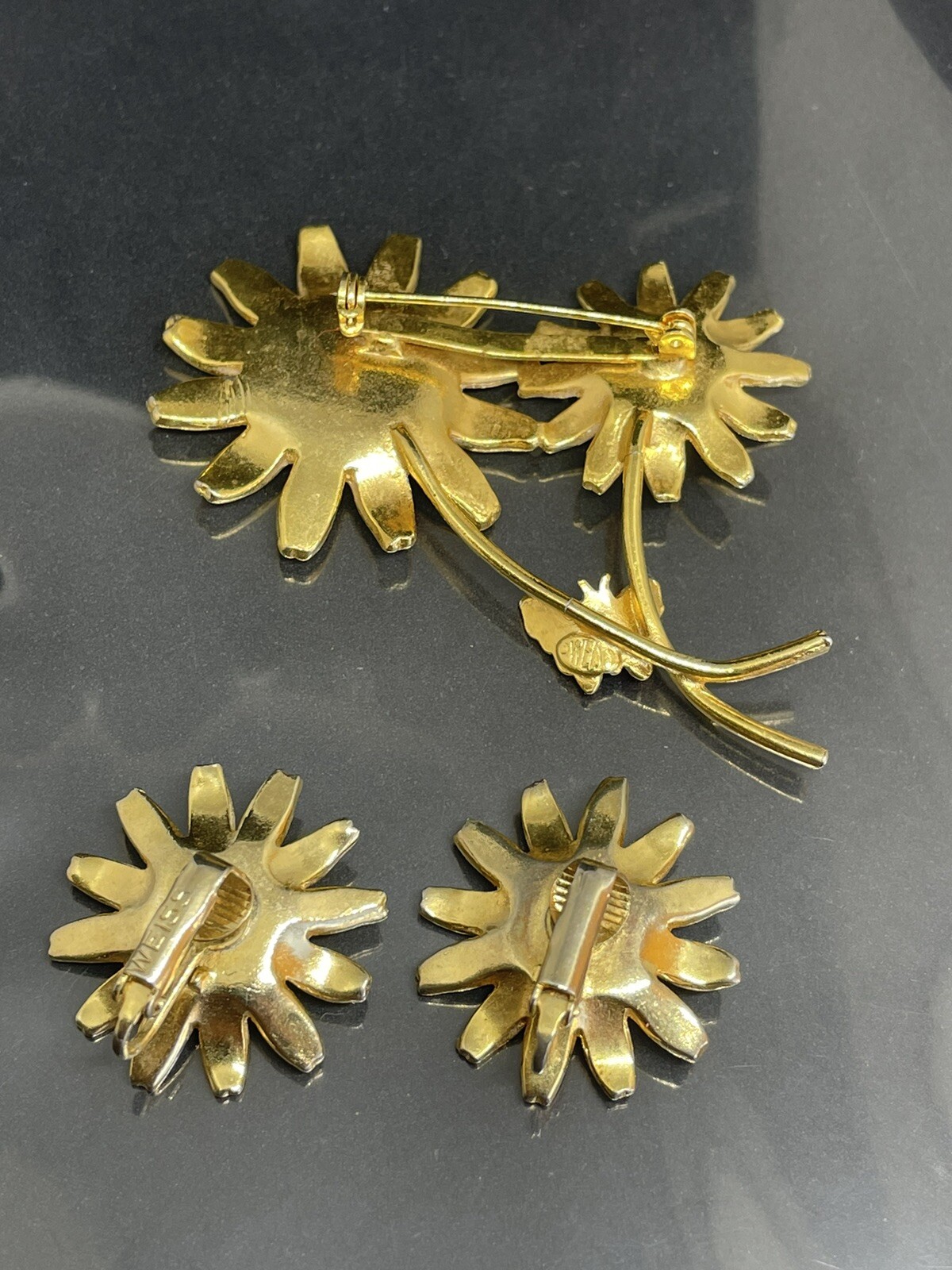VTG Weiss Retro Daisy GoldTone White Yellow Enamel Brooch Clip On Earrings Set