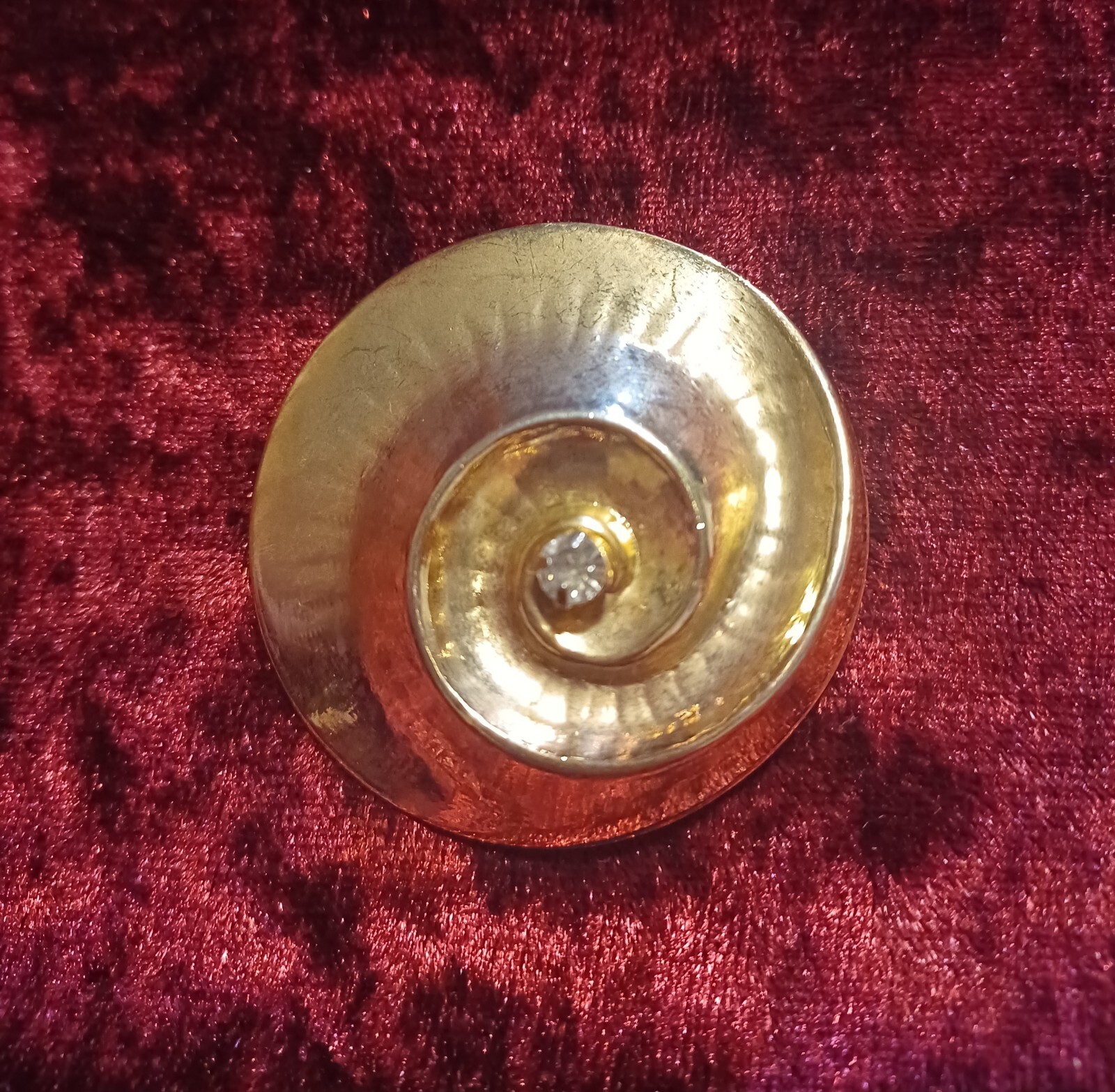 Vntg Gold Tone Shell Brooch Rhinestone Center Lightweight Round Diameter 1.75″