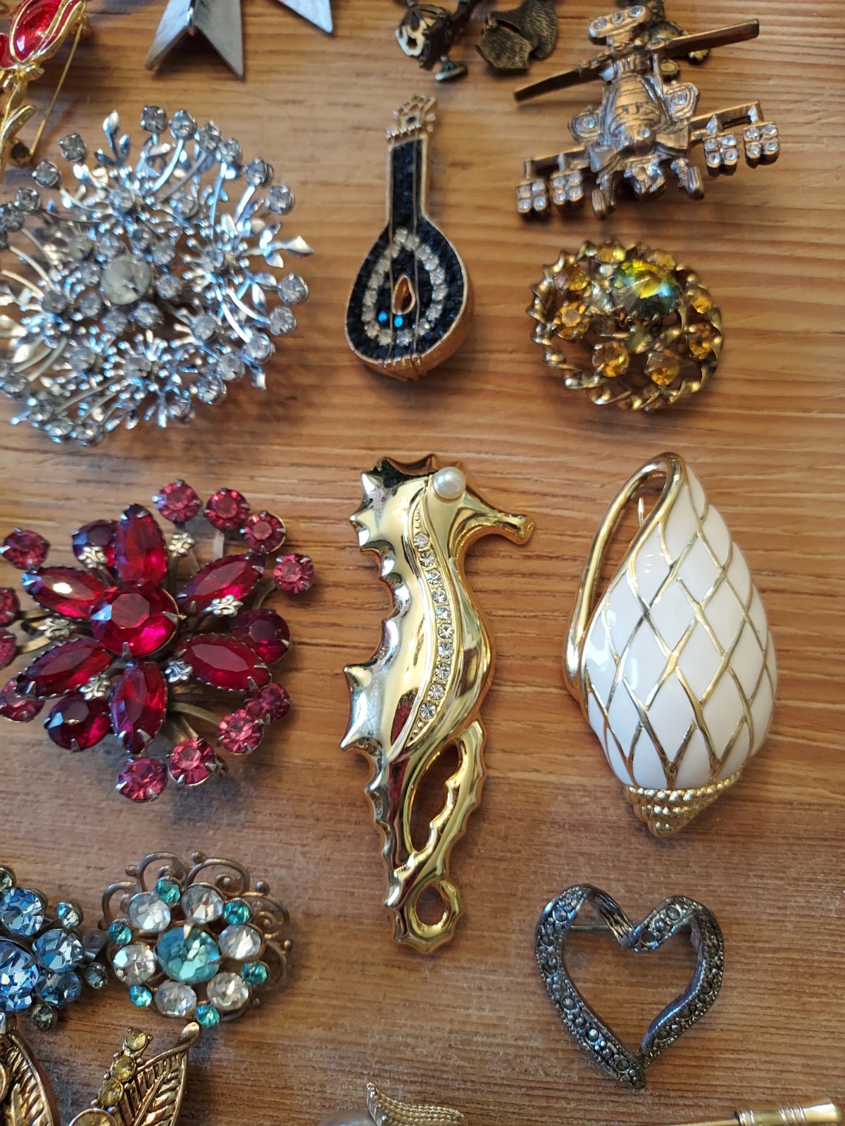 Huge Lot Of Vintage Booch/ Pins Trifari Lisner Roman Jj Avon Gerrys Rafaelian