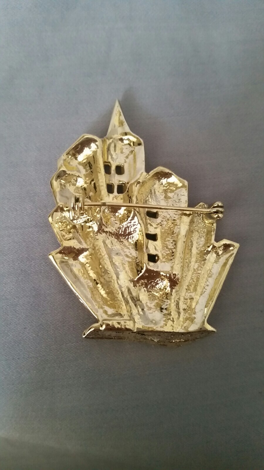 AJC VTG BROOCH PIN Gold tone City 3D Perspective NYC Buildings 2.25″ H x 1.75″L