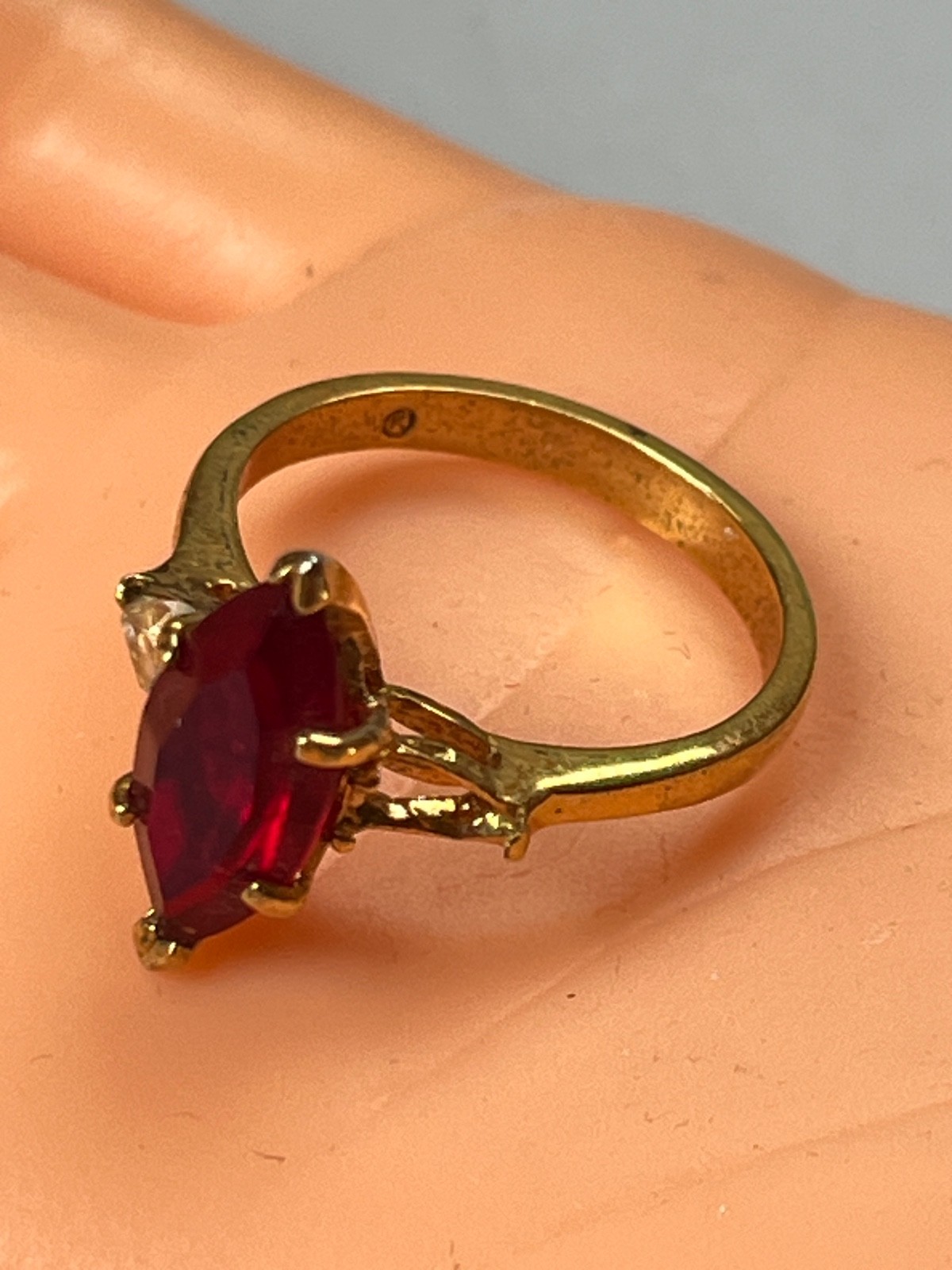 High Set Ruby Red Marquis Rhinestone w Side Accents Goldtone Band Ring Size 8.75