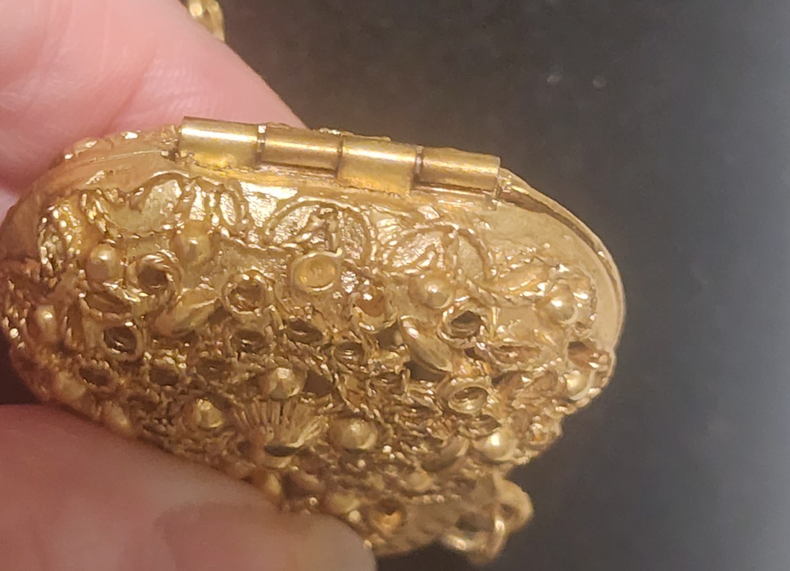 Vtg ART Arthur Pepper Purse Locket Necklace Pendant Gold Tone Filigree Kiss Lock
