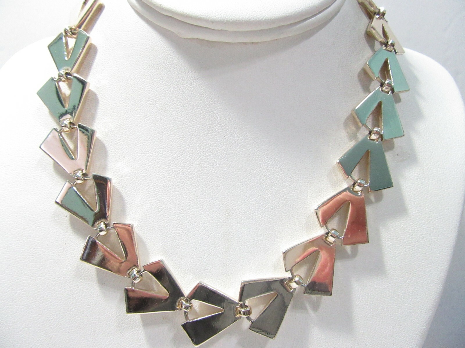 VERY LIGHT METALLIC ALUMINUM TRIANGULAR GEOMETRIC VINTAGE NECKLACE SHINY GOLD
