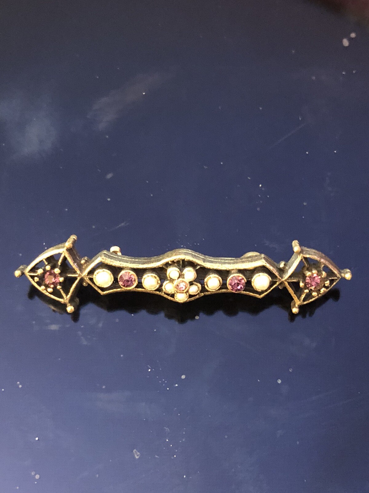 Vintage Brooch Pin In Gold Colored Metal With Pearl And Rose Colored Stones.